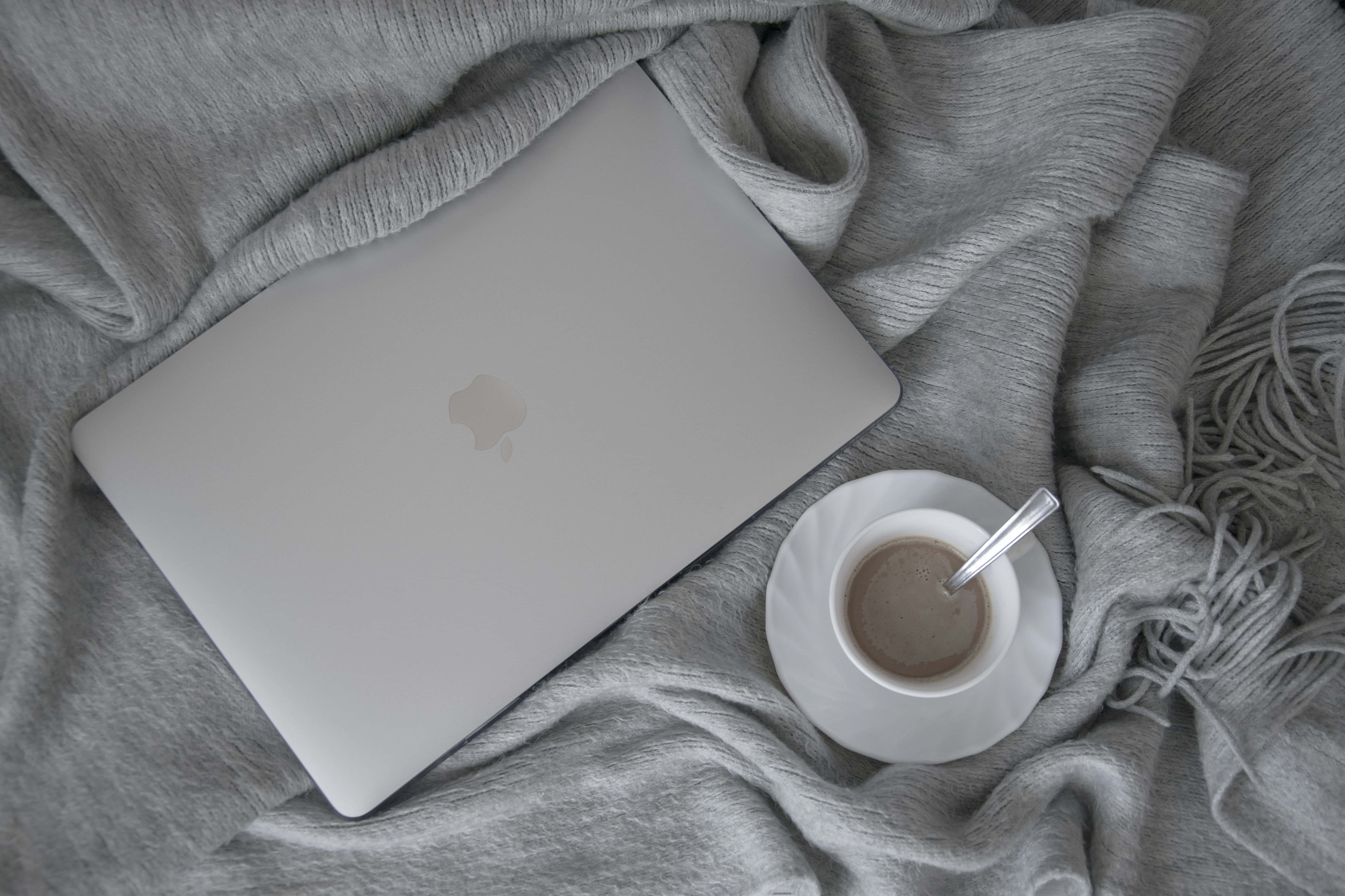 Tangkilikin ang magandang tanawin ng isang Aesthetic Macbook Wallpaper