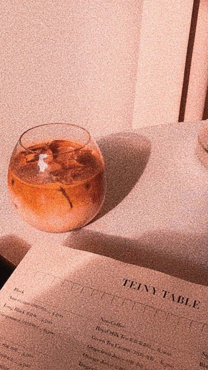 Tangkilin ang Malambot at Nakakalma na Vibes ng Light Brown Aesthetic Wallpaper
