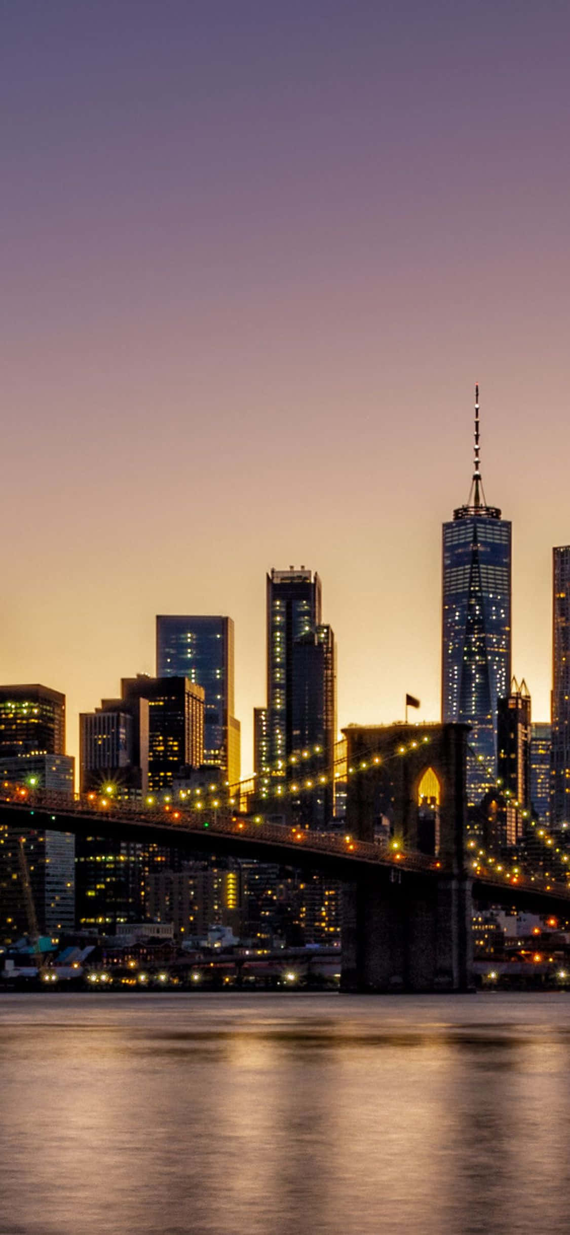 Tangkilin ang mga tanawin ng New York mula sa tuktok ng iconic Empire State Building Wallpaper