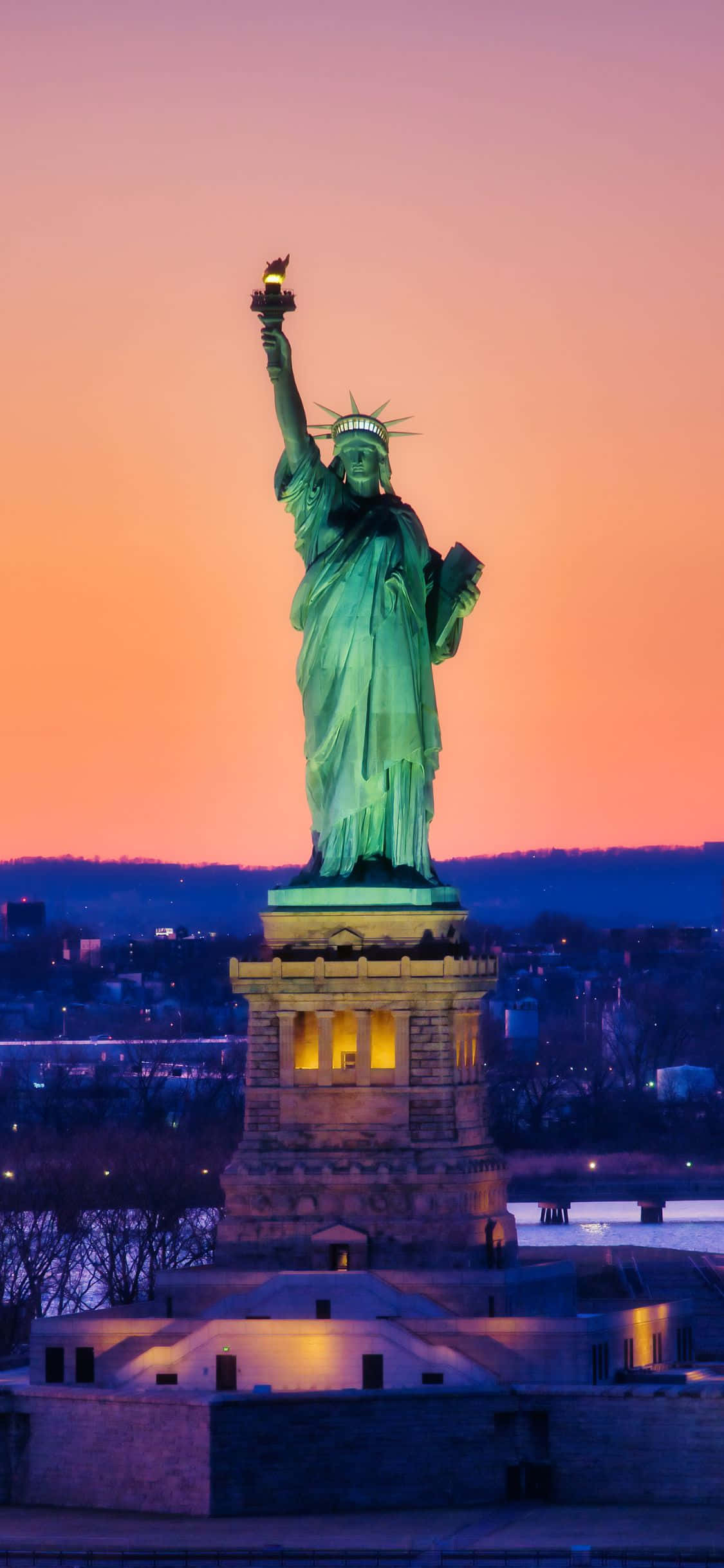 Tangkilin sa magandang tanawin ng New York City sa eleganteng iPhone Xs Wallpaper