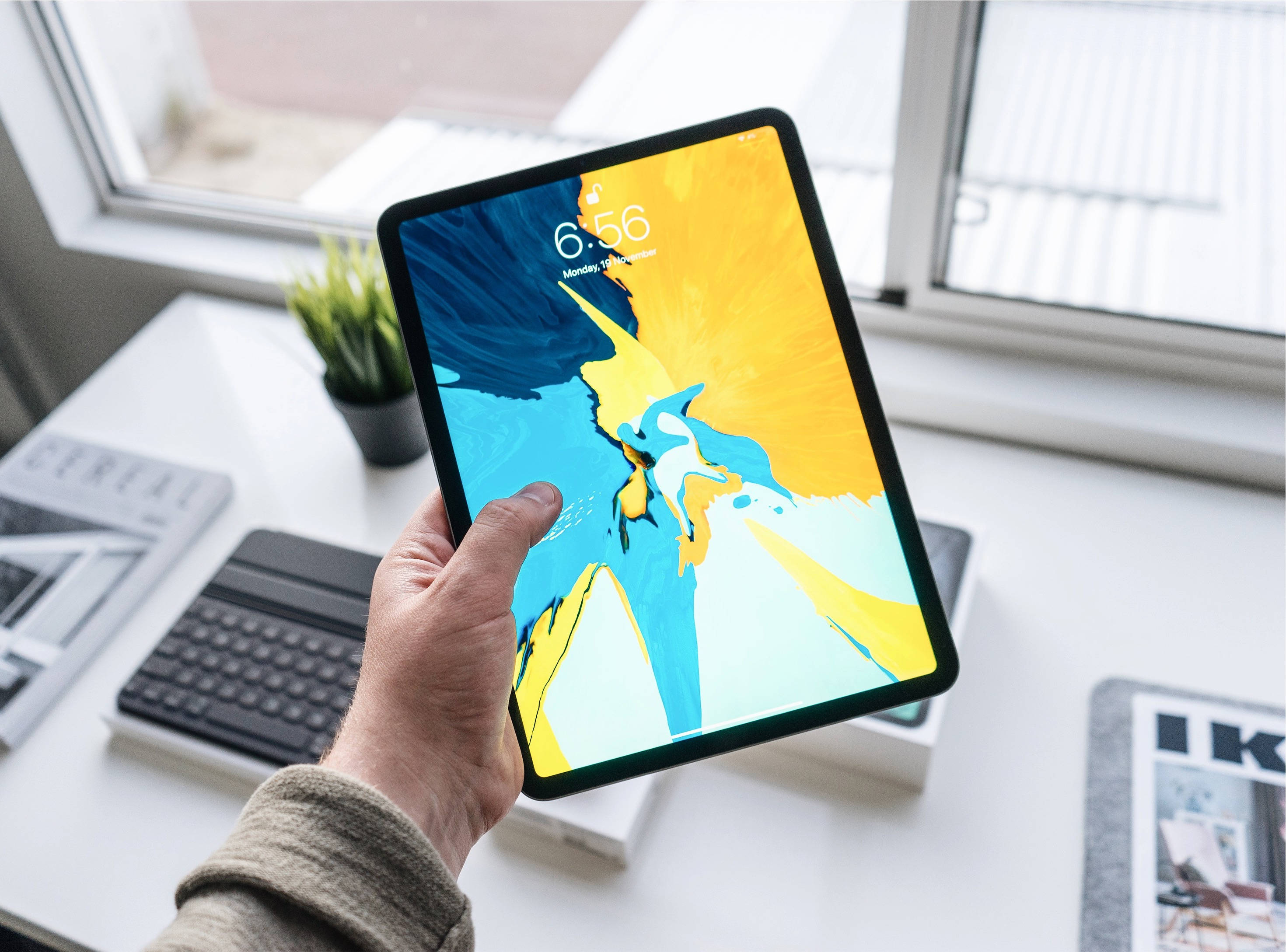 Taong Humahawak ng Apple iPad Pro Wallpaper