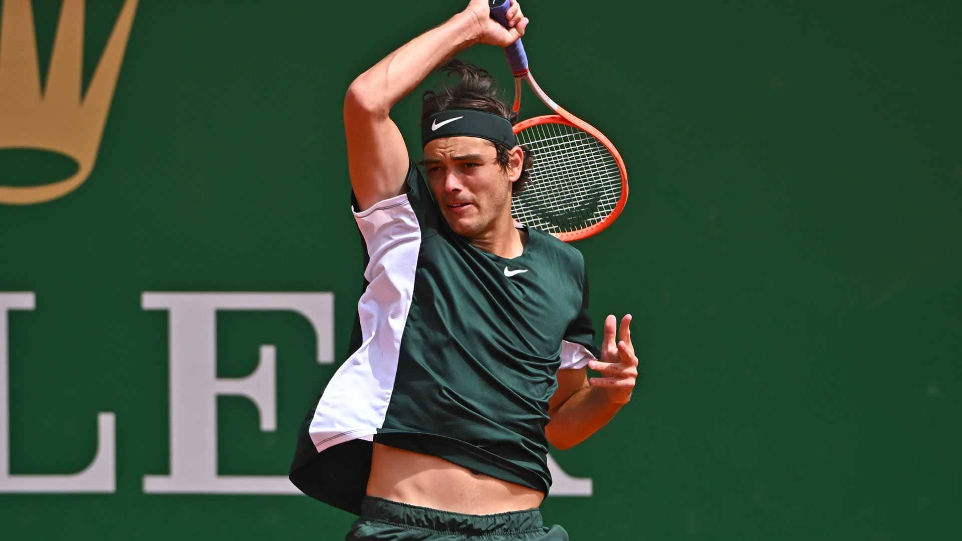 Taylor Fritz sa Aksyon - Malakas na Overhead Smash Wallpaper