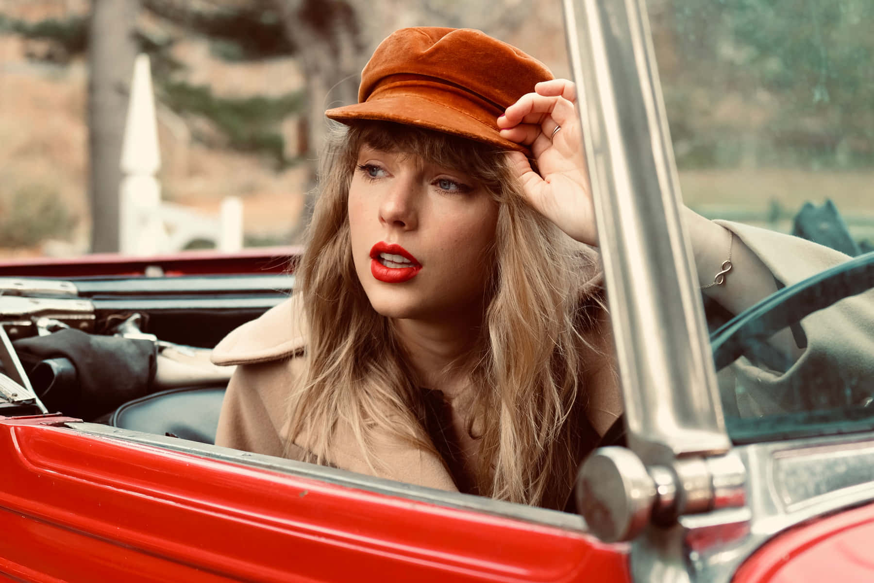 Taylor sa Isang Convertible Mula sa Red Taylors Version Wallpaper