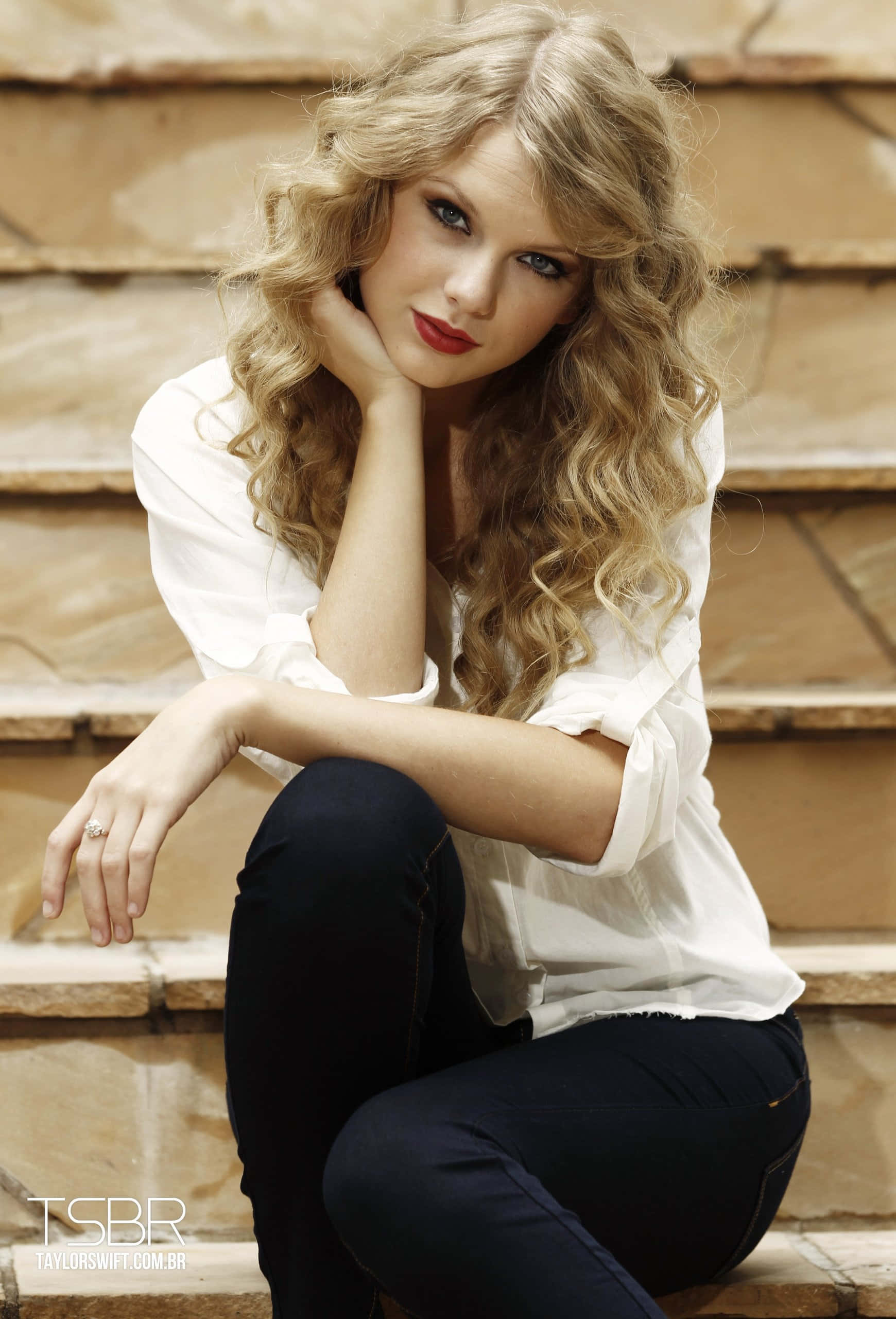 Taylor Swift kumakanta sa isang neon orange na damit Wallpaper