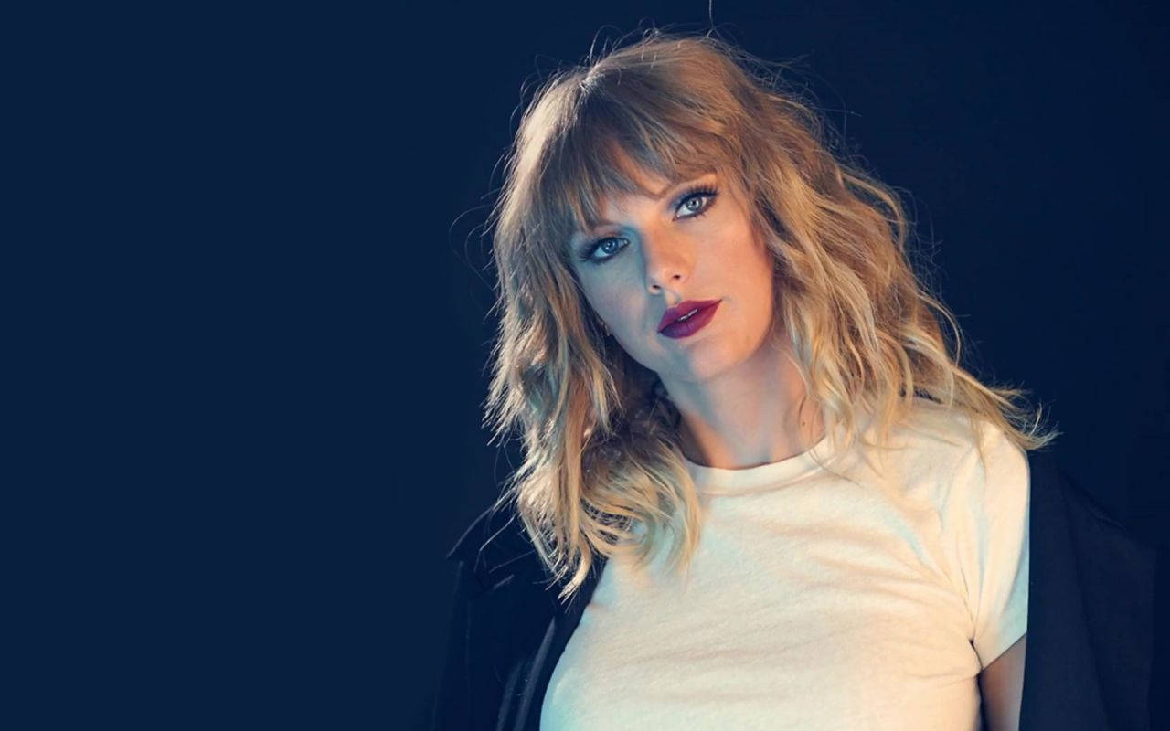 Taylor Swift na may Magulong Buhok Wallpaper