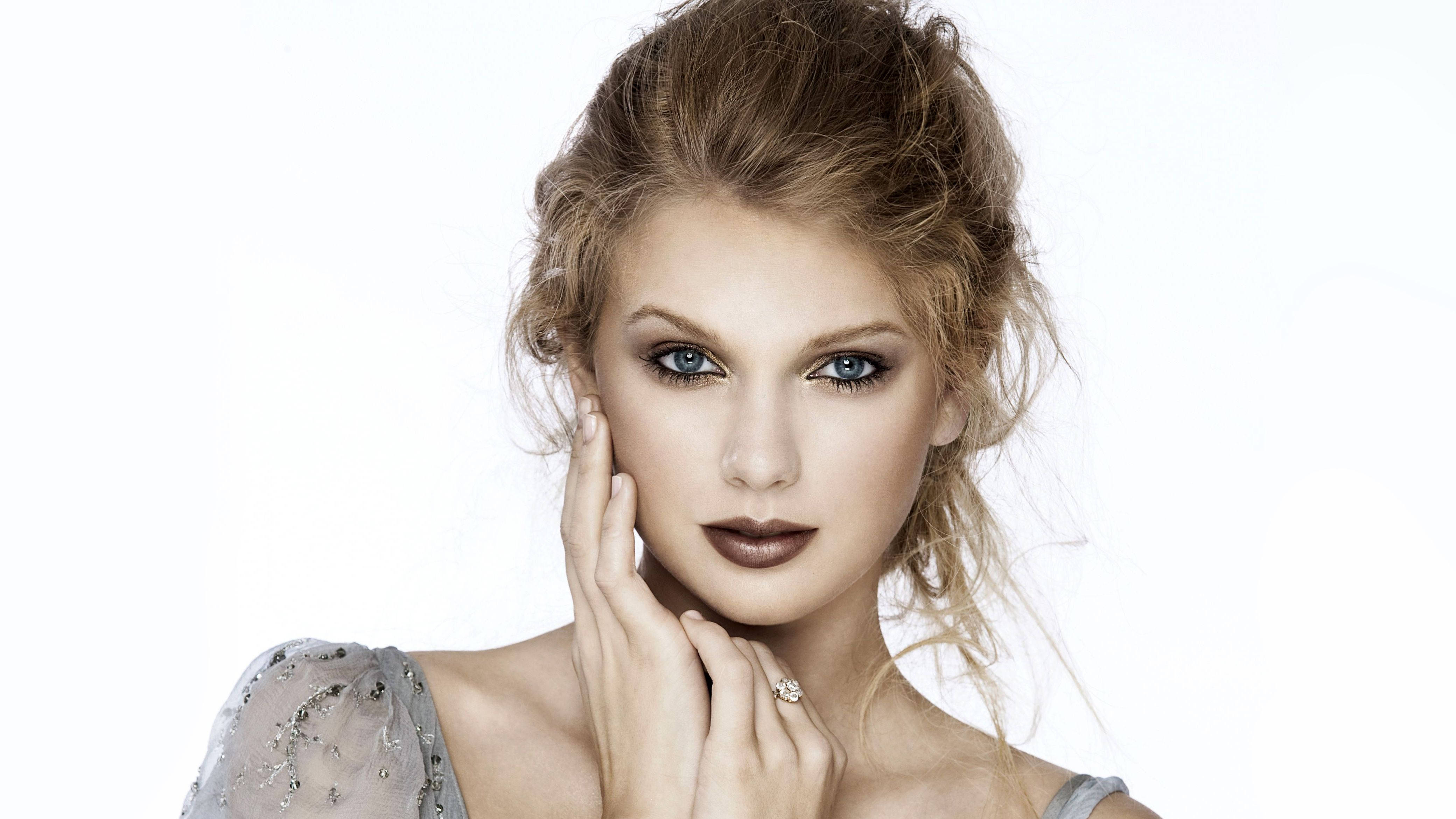 Taylor Swift na mukhang maganda sa nude makeup look Wallpaper
