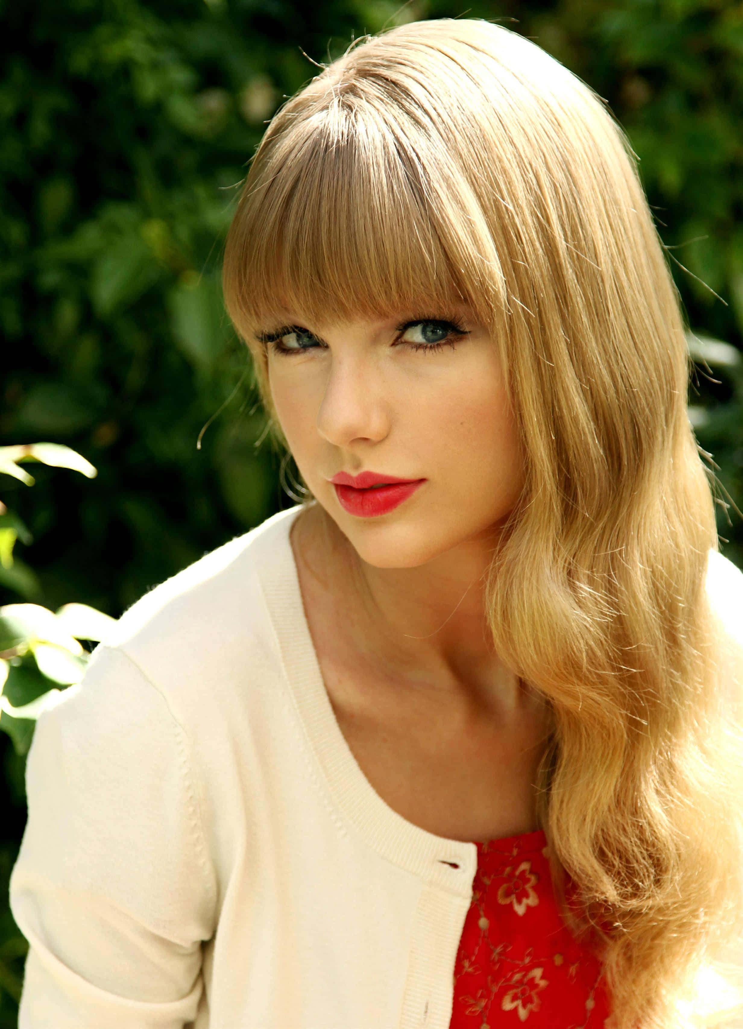 Taylor Swift na mukhang napakaganda sa naka-istilong pulang damit Wallpaper