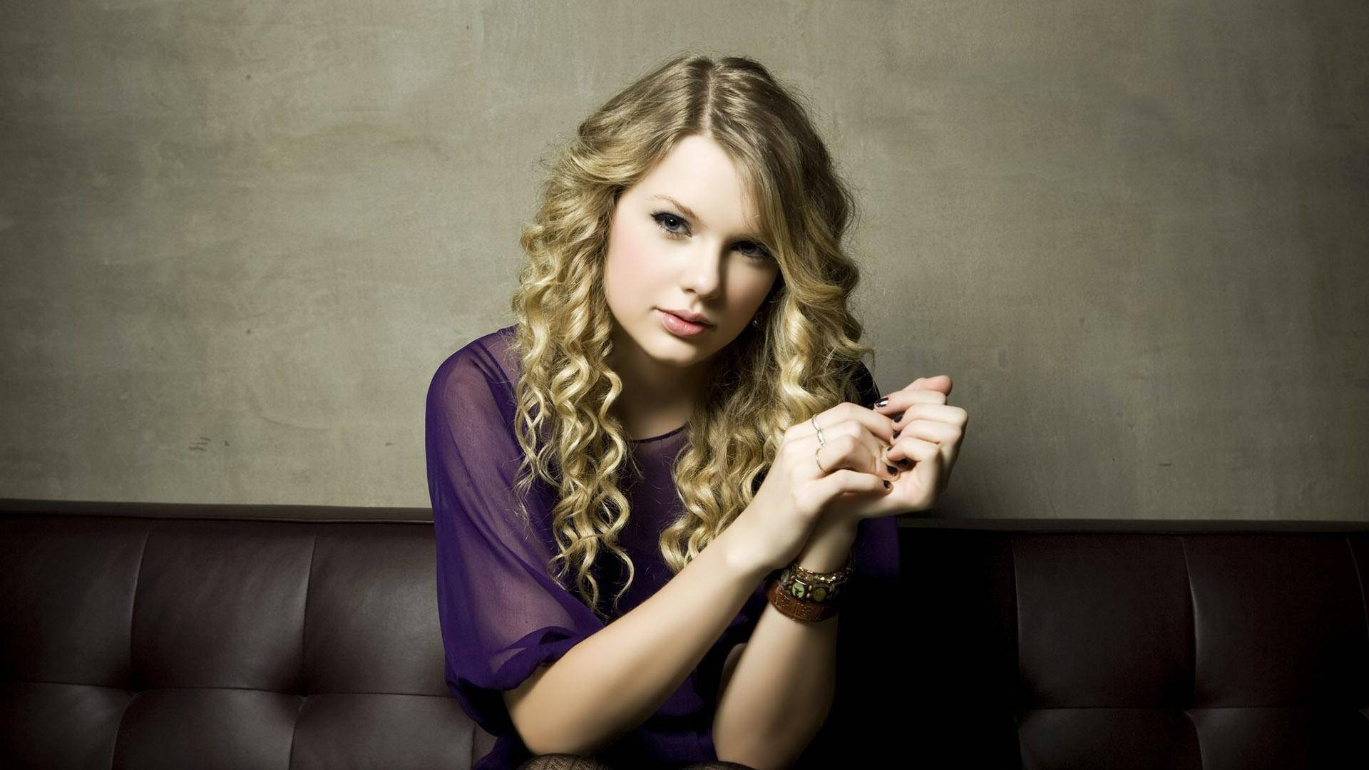 Taylor Swift na naglalabas ng positibong enerhiya gamit ang kanyang signature curly hair Wallpaper