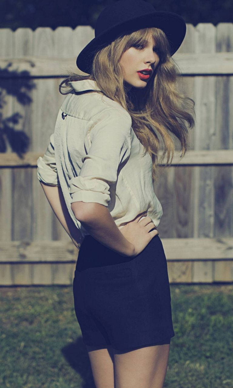 Taylor Swift Nag-eenjoy sa Labas Wallpaper