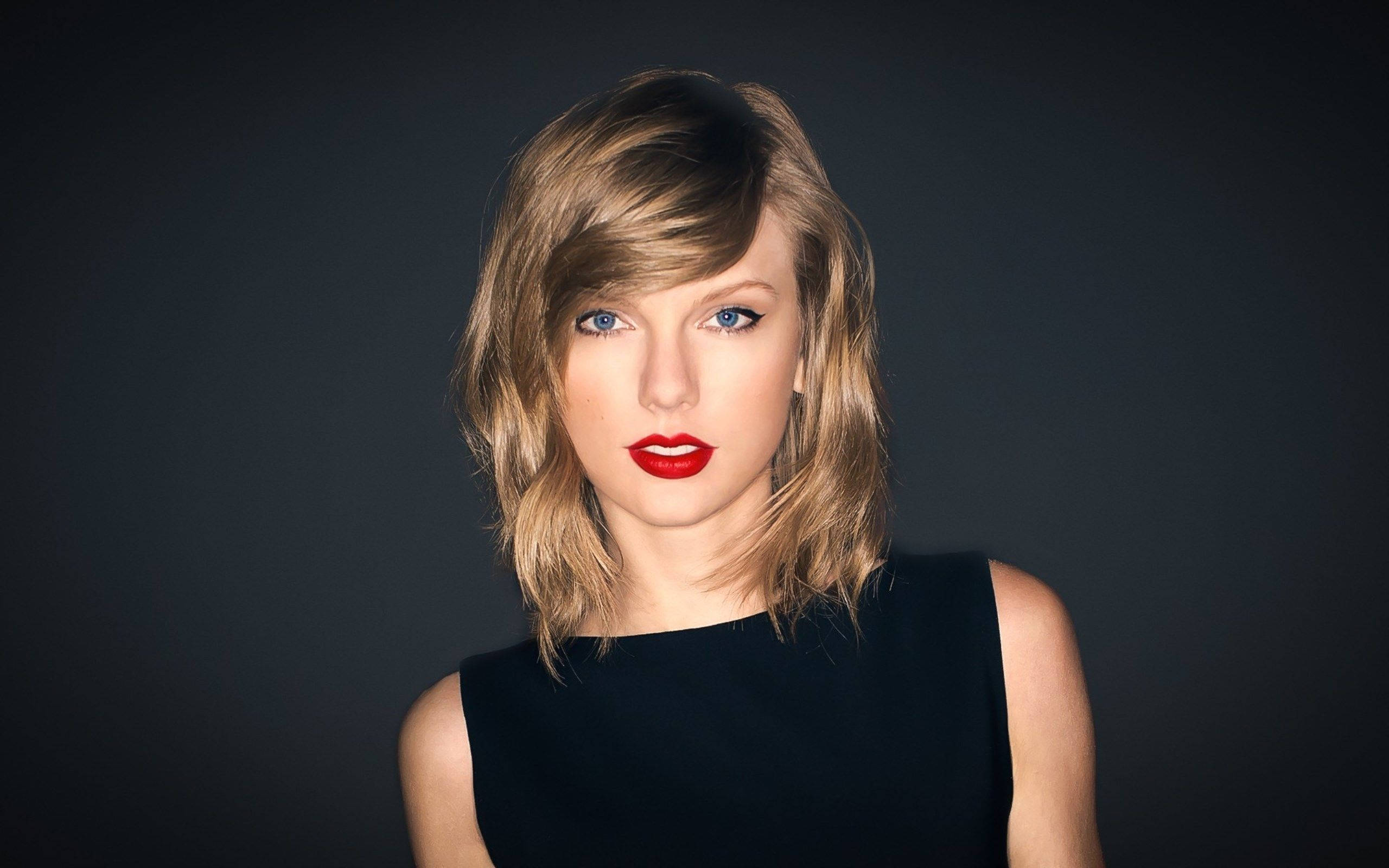 Taylor Swift Nagpose sa Itim Wallpaper