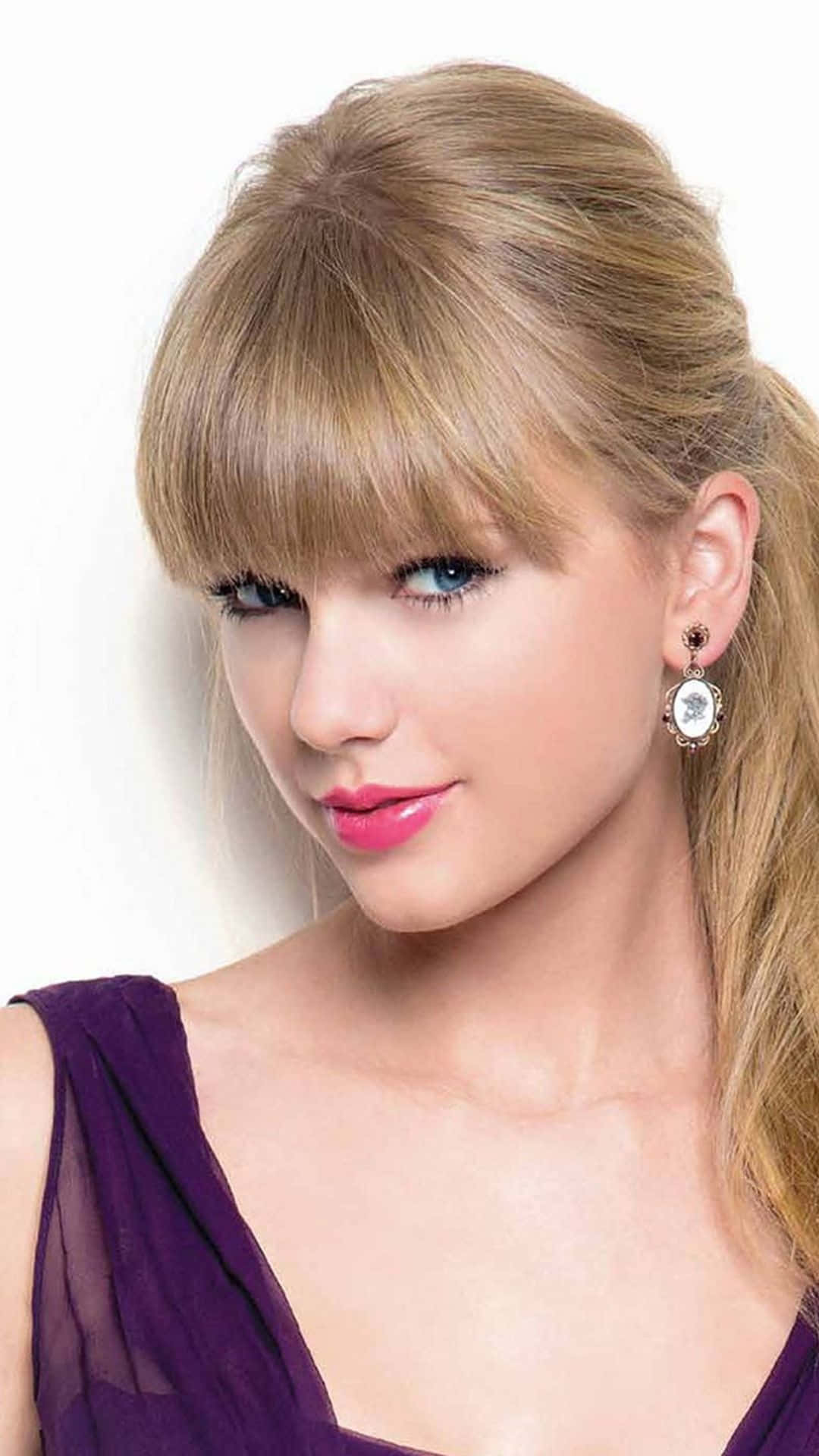 Taylor Swift Nakangiting iPhone Wallpaper