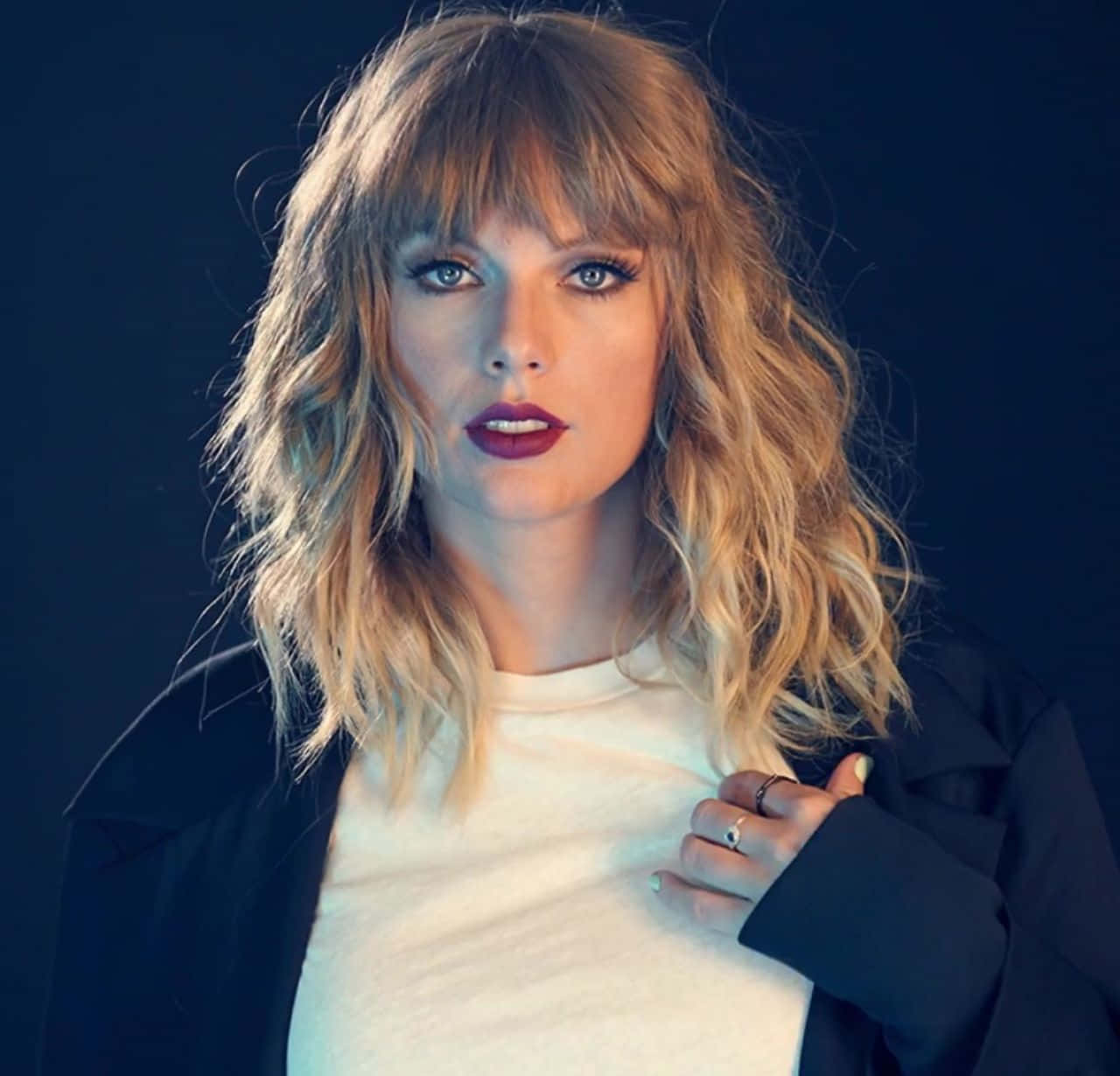 Taylor Swift, naka-istilo sa kanyang signature na hitsura Wallpaper