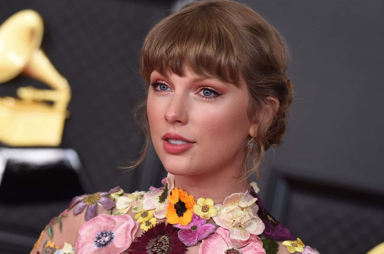 Taylor Swift sa Kanyang Music Video para sa Hit Single na "Shake It Off" Wallpaper