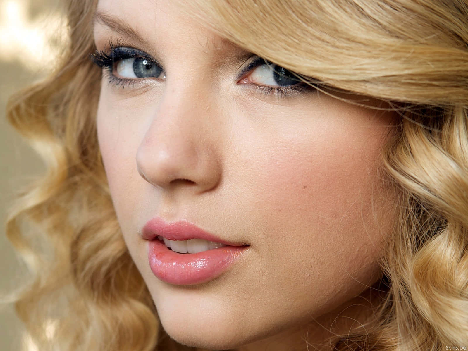 Taylor Swift sa paglipas ng mga taon: mula pop sensation hanggang international superstar Wallpaper