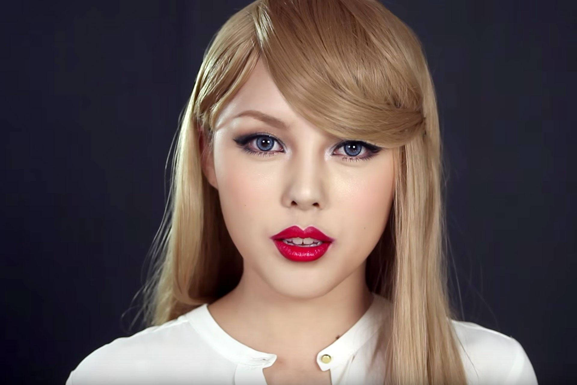 Taylor Swift Singer na Ipinapakita ang Kanyang Red Lips Wallpaper