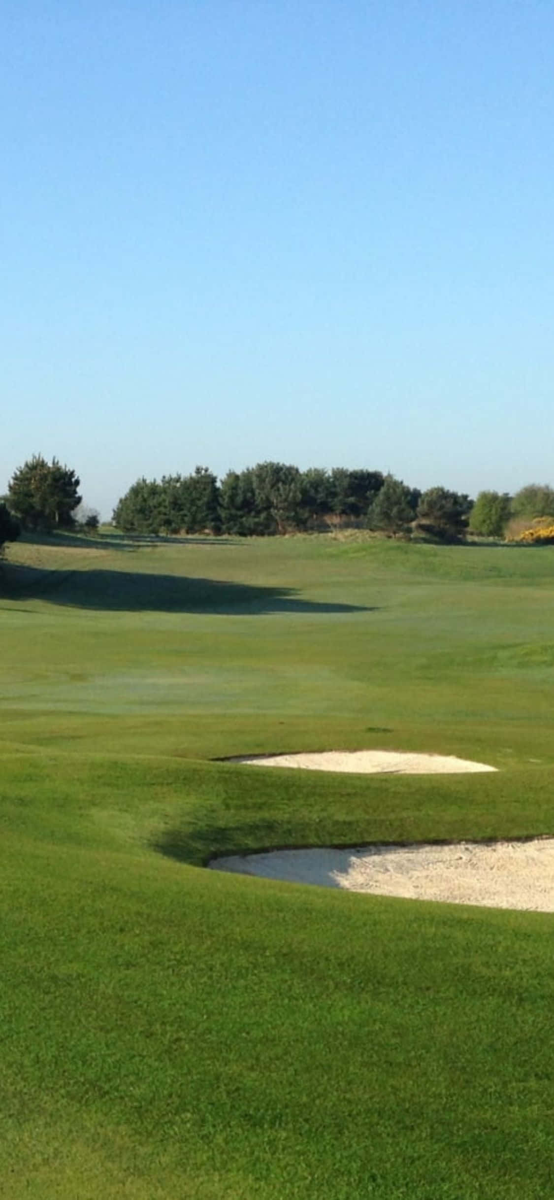 Tee Off sa Imakuladong Green ng Golf Course Wallpaper