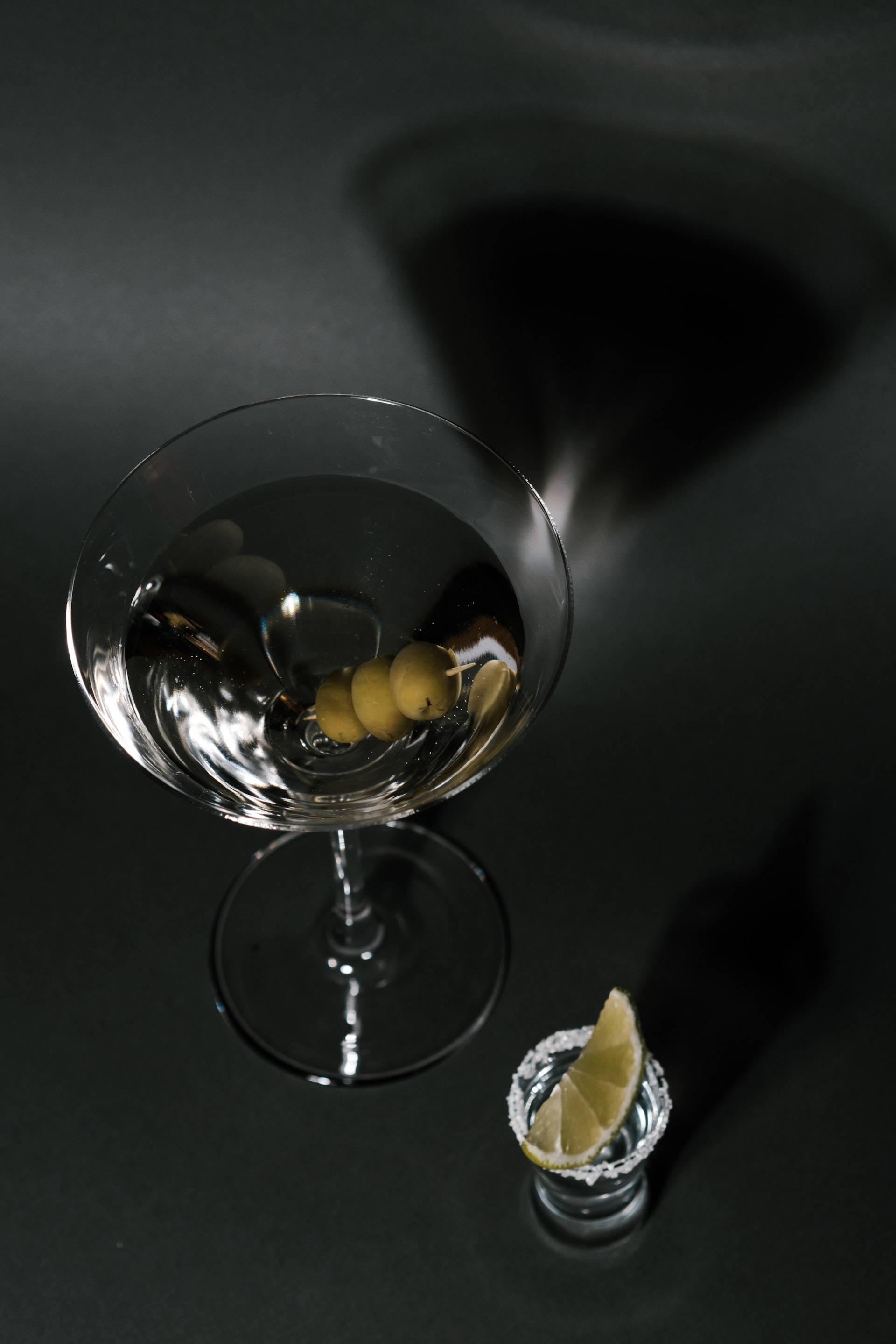 Tequila Martini na may Olives at Lemon Slice Wallpaper