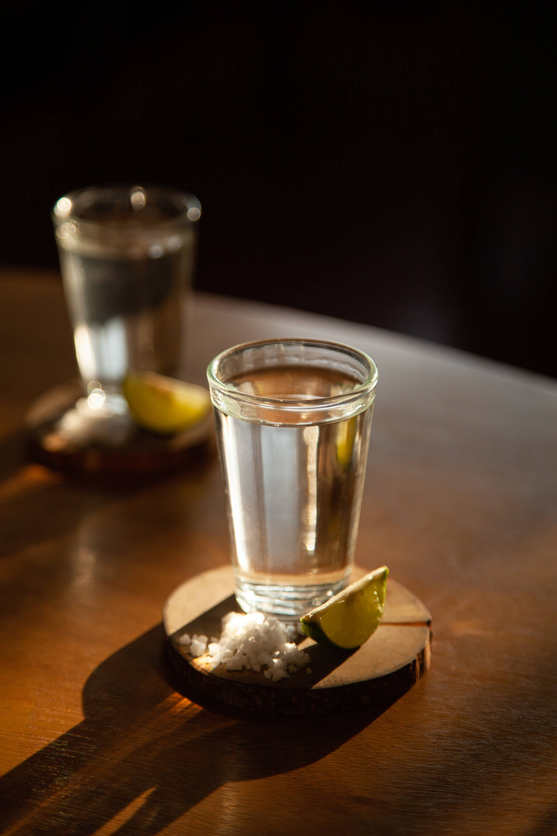 Tequila Shots sa Kahoy na Coasters Wallpaper