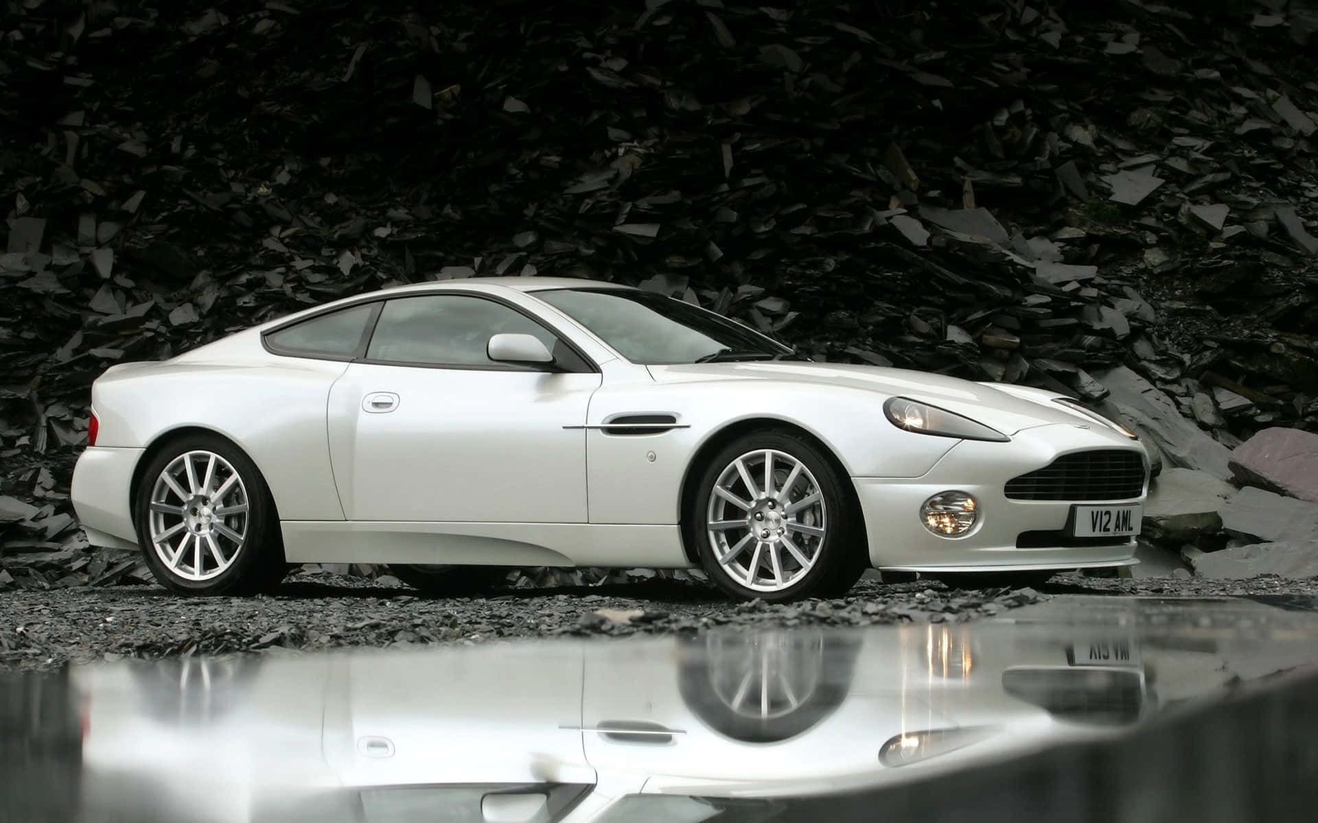 Ang Marangya at Makapangyarihang Aston Martin Vanquish Wallpaper