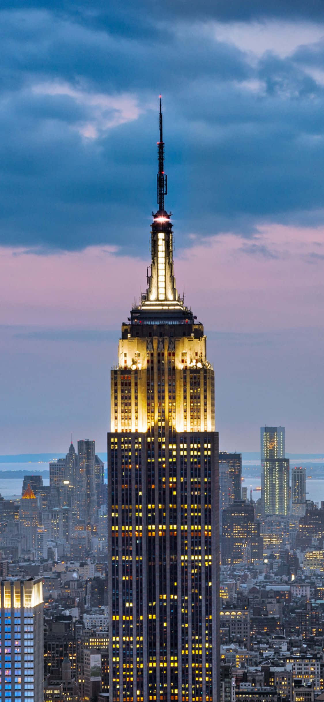 Ang kahanga-hangang tanawin ng skyline ng New York na nakikita sa iPhone X. Wallpaper