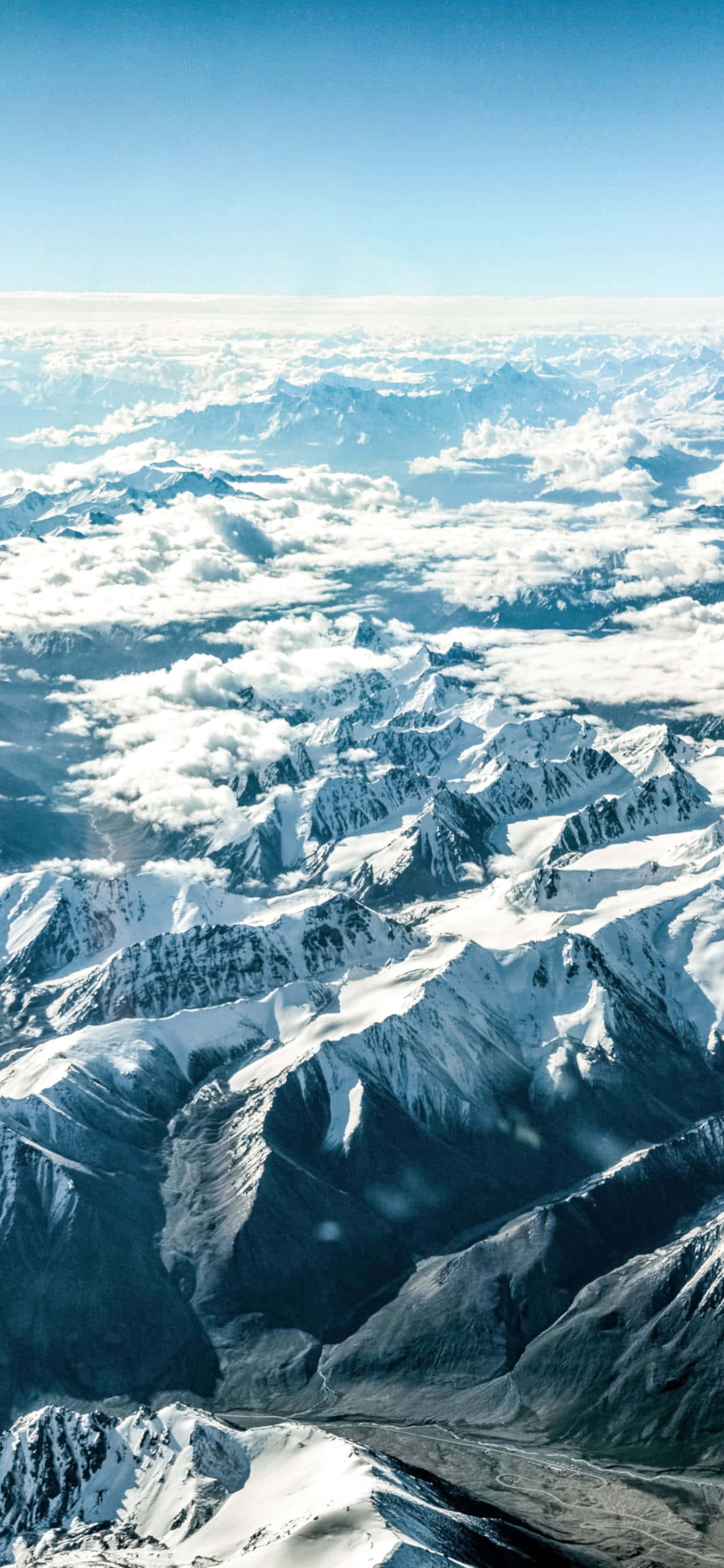 Ang mga taluktok ng maniyebeng Himalayas, na umaabot patungo sa langit. Wallpaper