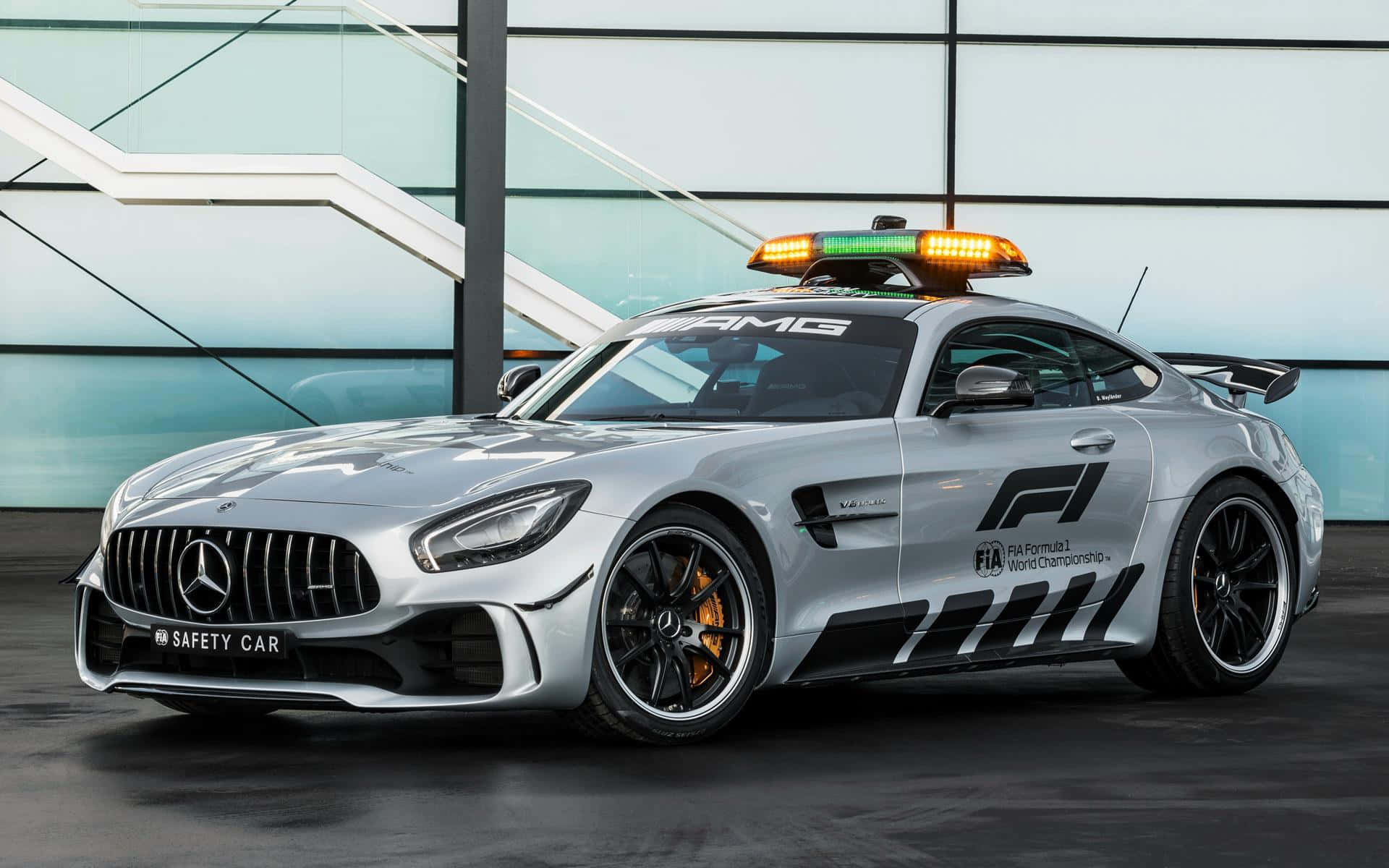 Ang Safety Car na Namumuno sa Karera sa Bilis sa Track Wallpaper
