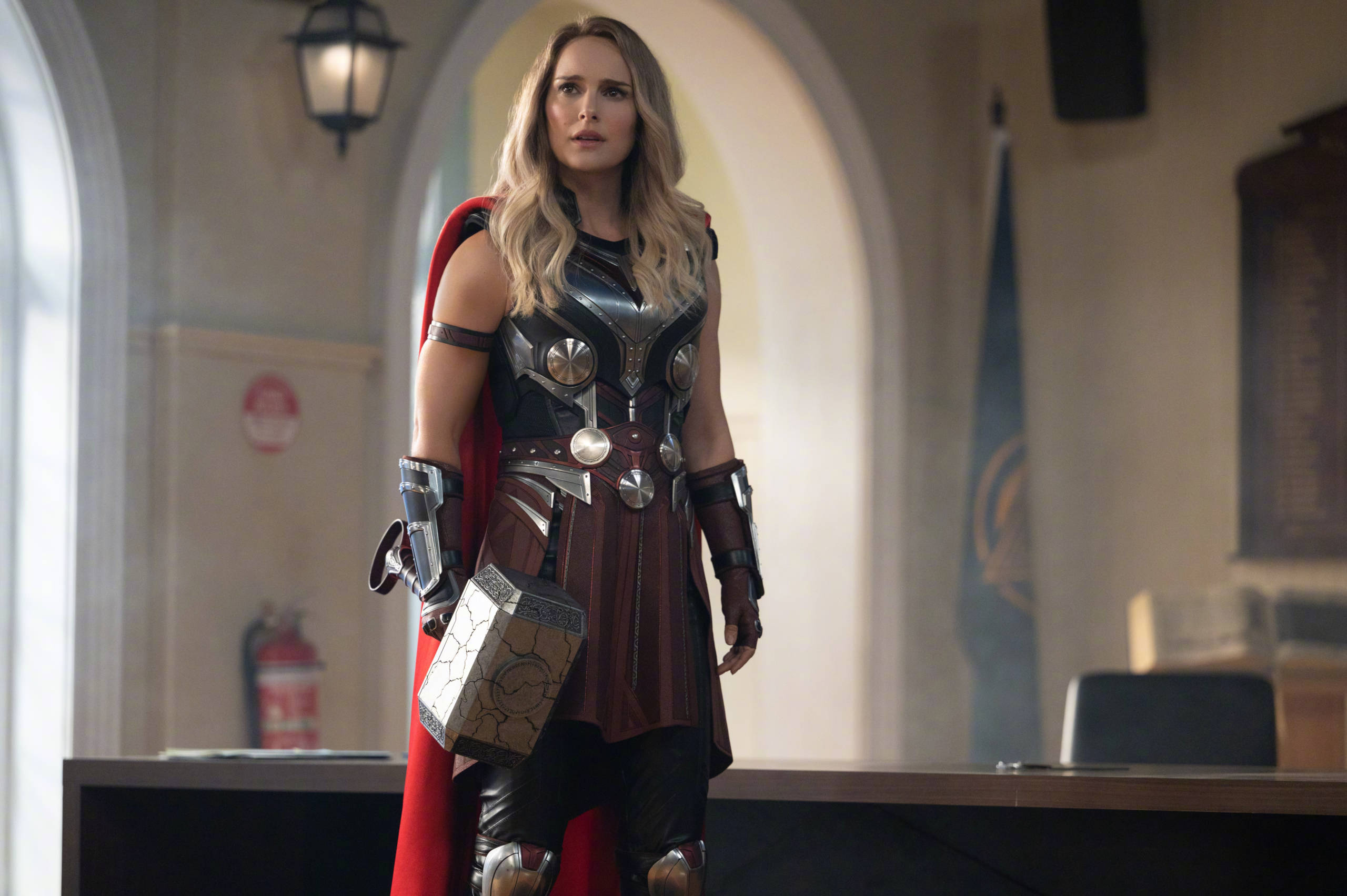 Thor Love And Thunder Nalilitong si Jane Wallpaper