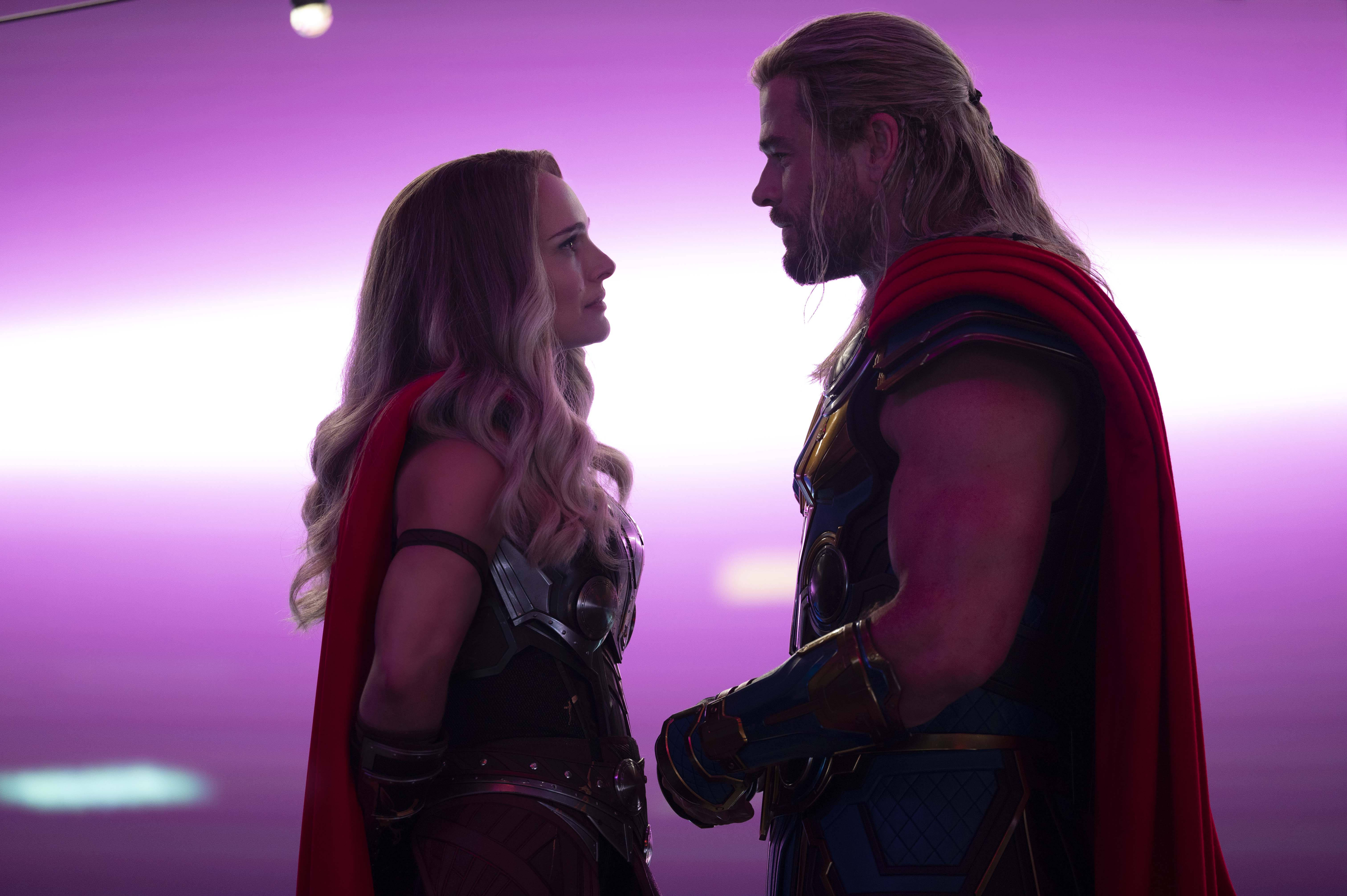 Thor Love And Thunder Nagkasalikop na Magkasintahan Wallpaper