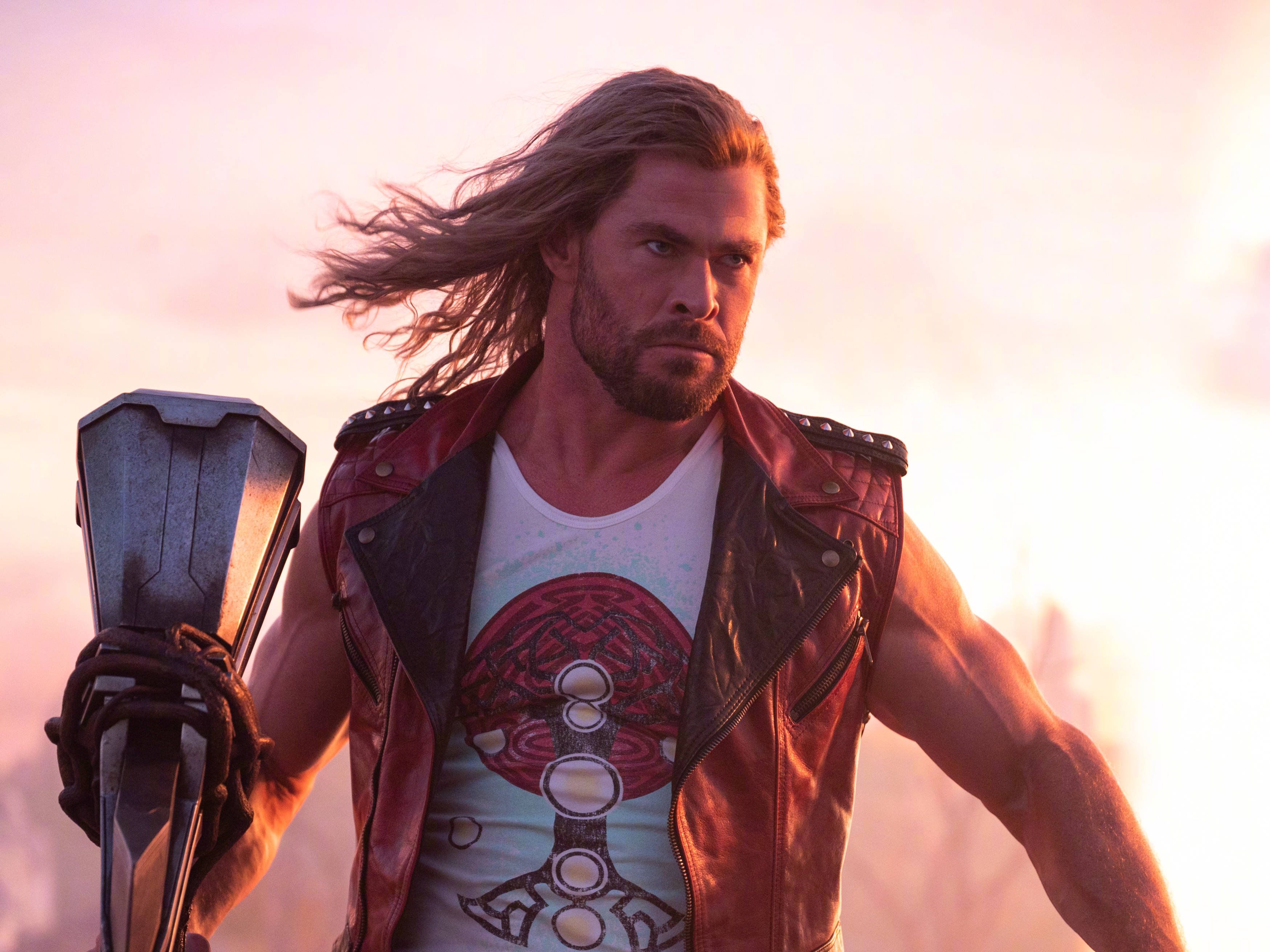 Thor Love And Thunder Matapang na Thor Wallpaper