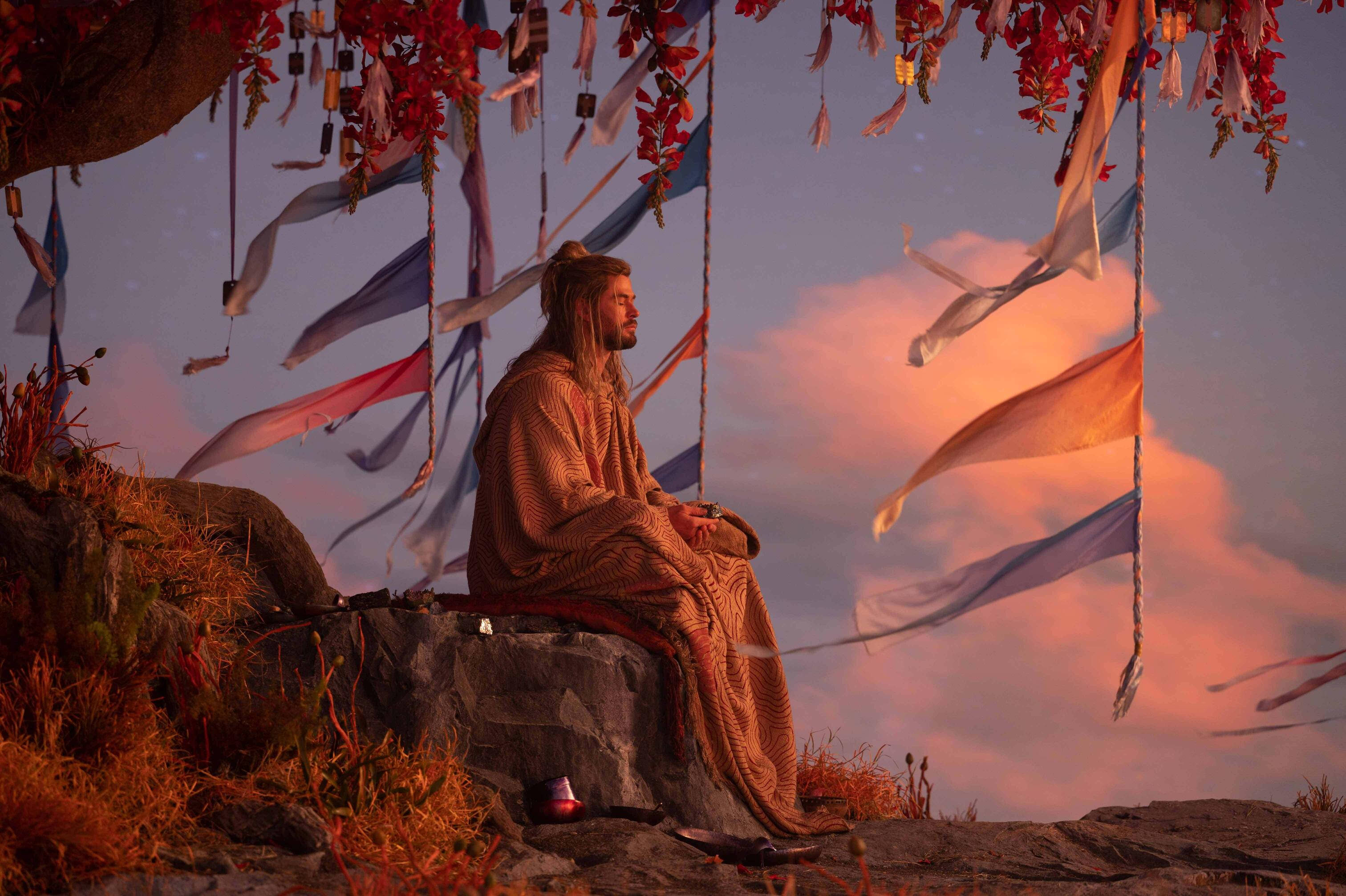 Thor Love And Thunder Nagmumuni-muni si Thor Wallpaper
