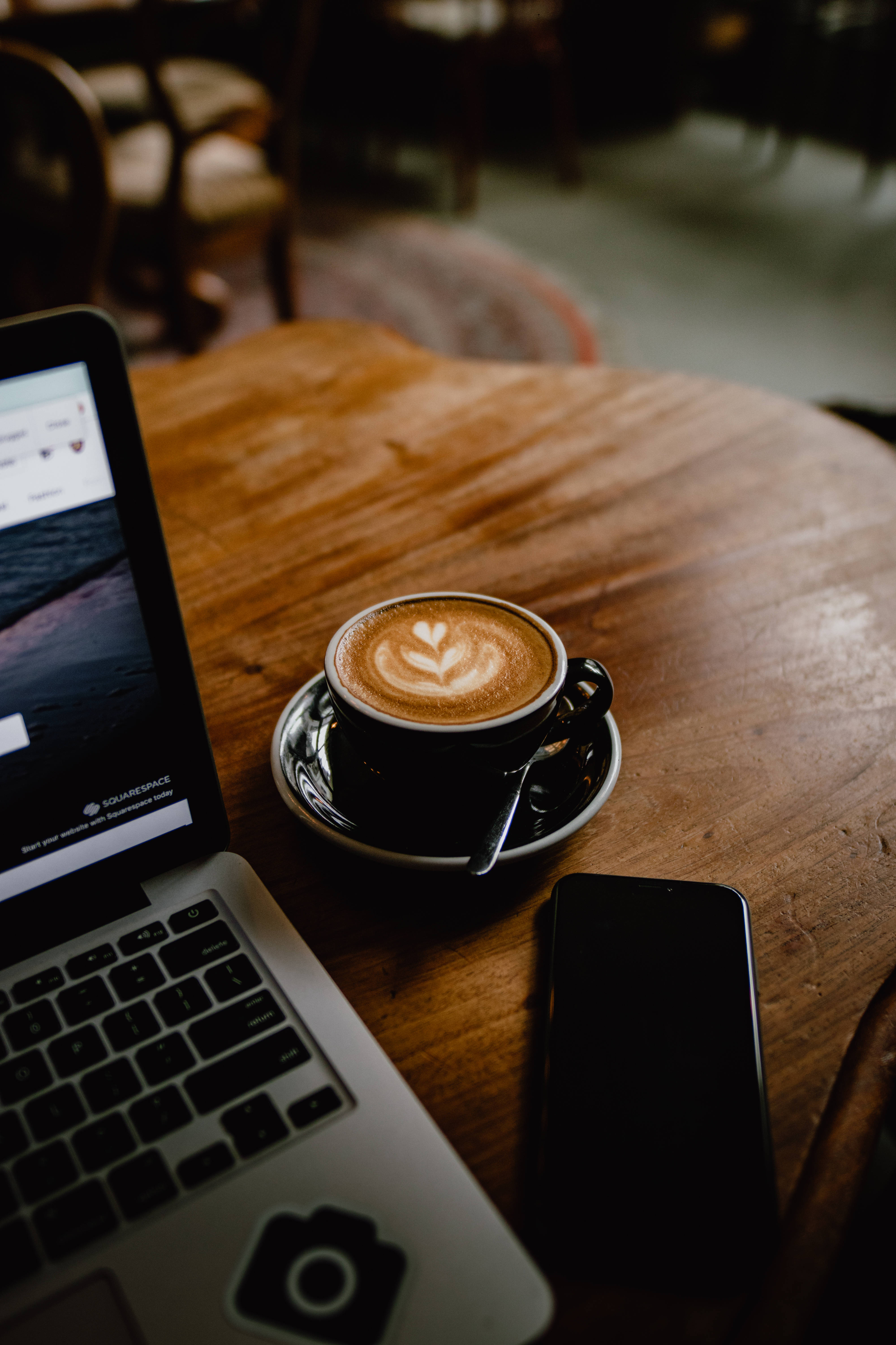 Tinatamasa ang isang masarap na tasa ng latte art. Wallpaper