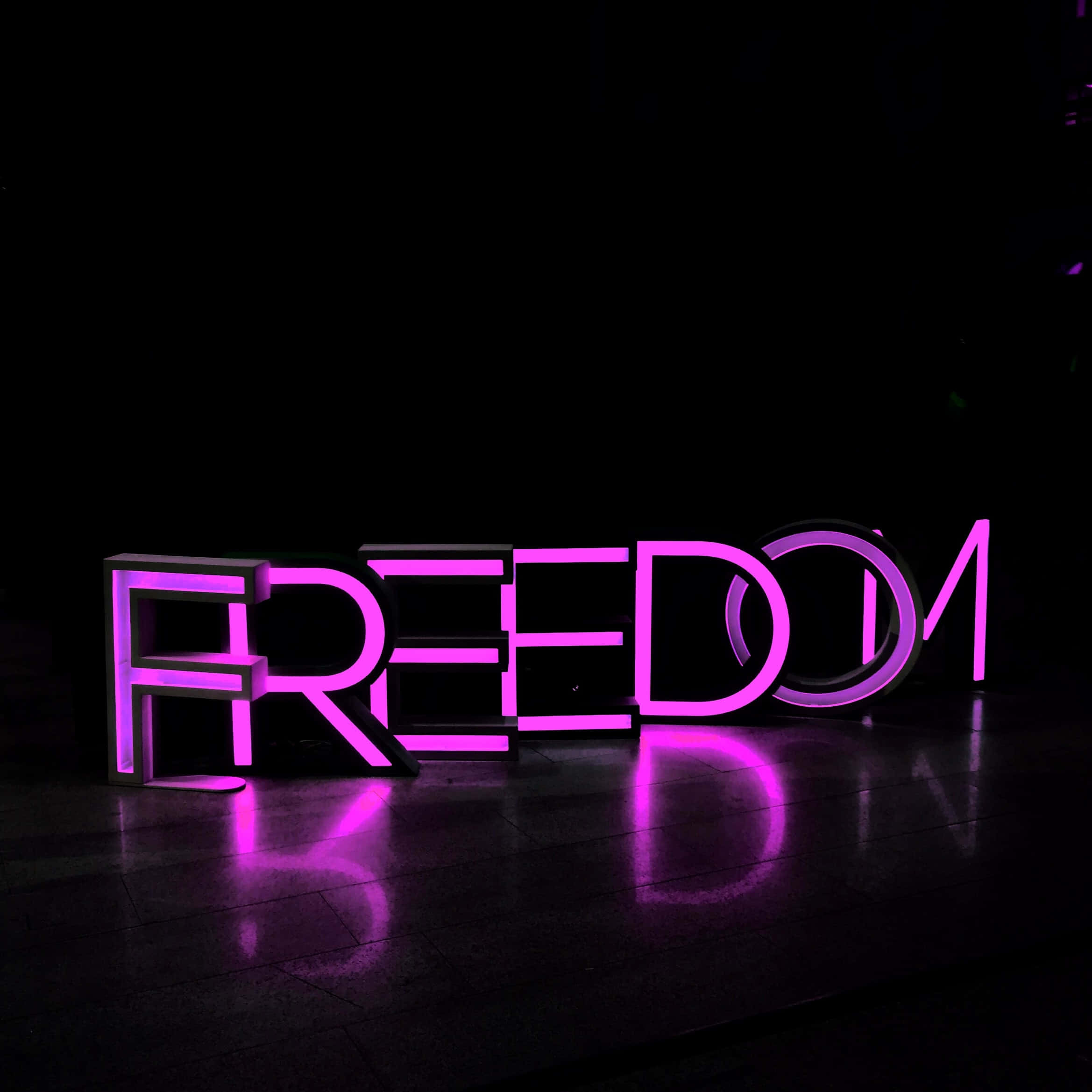 Tingnan ang Amazing Purple Neon Background! Wallpaper