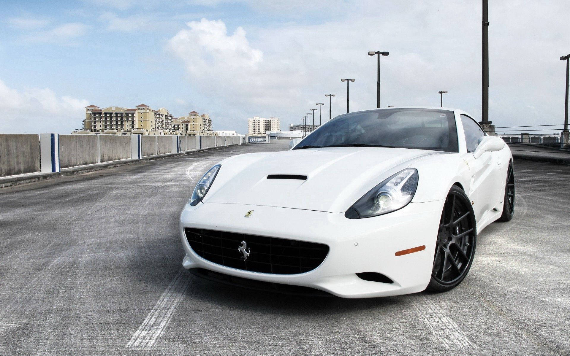 Tingnan ang Mapang-akit na Puting Ferrari California Wallpaper