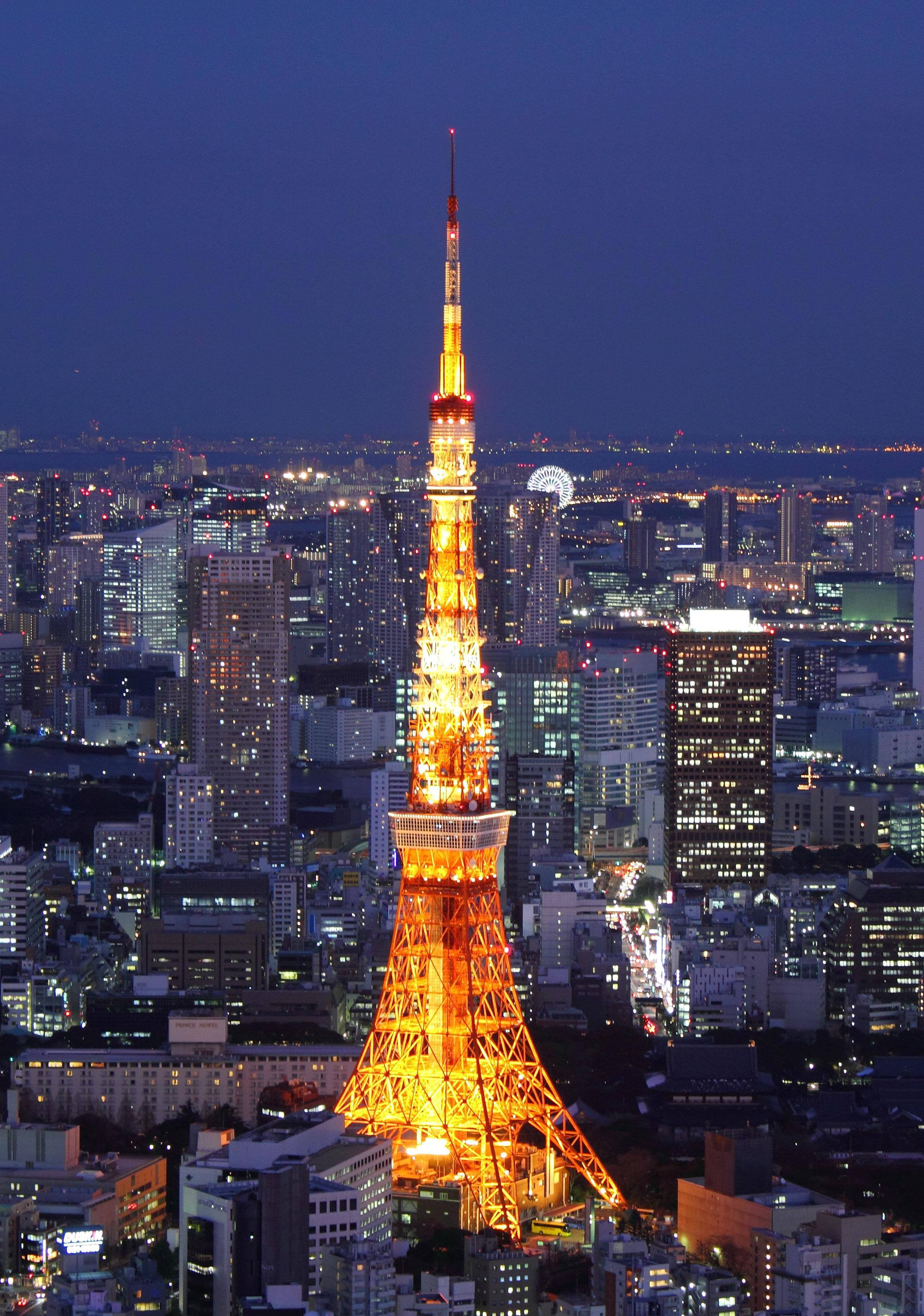Tokyo Tower Laban sa Metropolis ng Tokyo Wallpaper