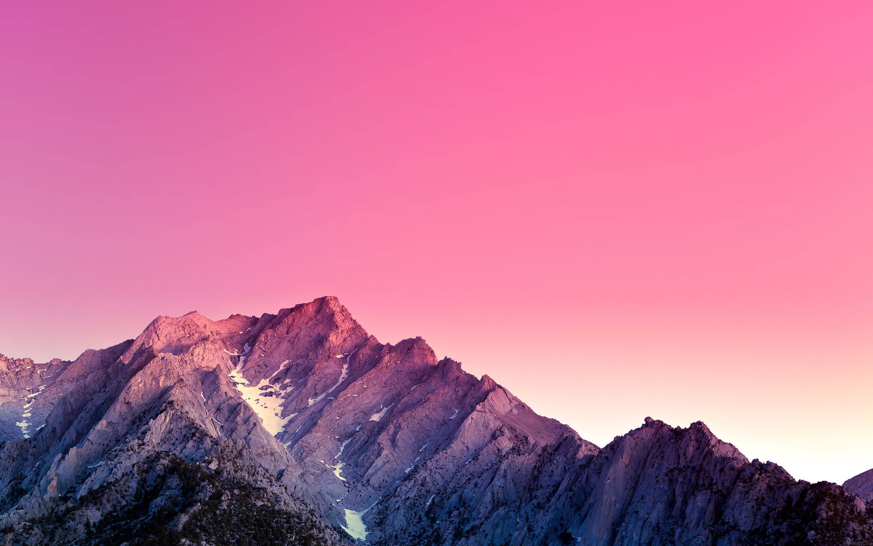 MacBook sa Tuktok ng Bundok Wallpaper