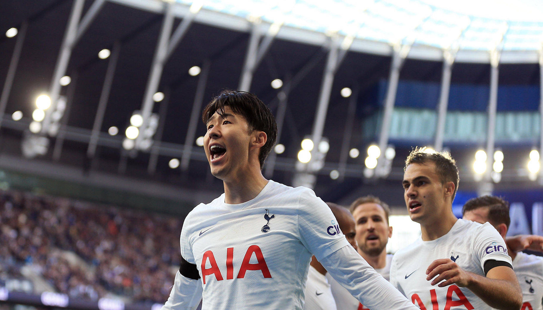 Tottenham Hotspurs FC Son Heung-Min Sumisigaw sa Saya Wallpaper