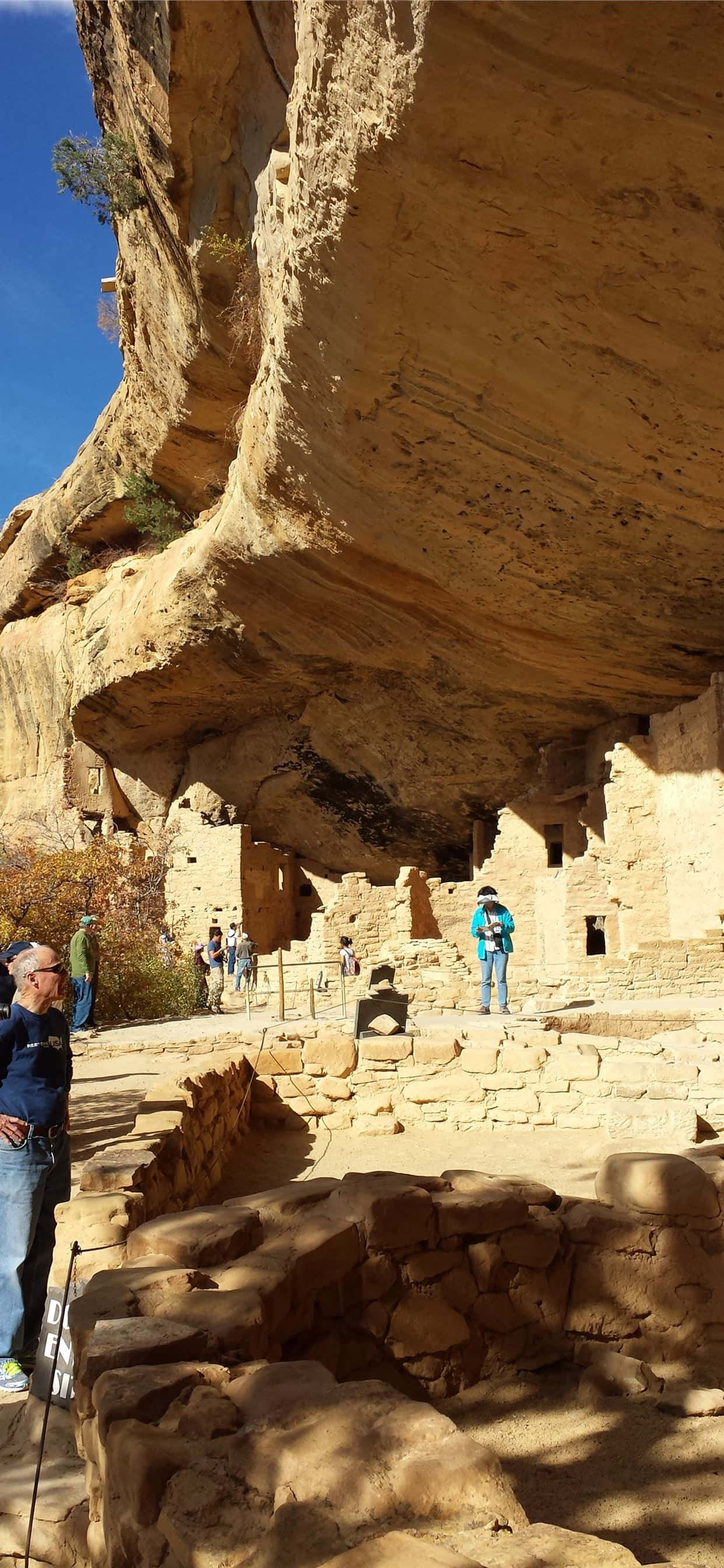 Turista Naggalugad sa Mesa Verde National Park Wallpaper