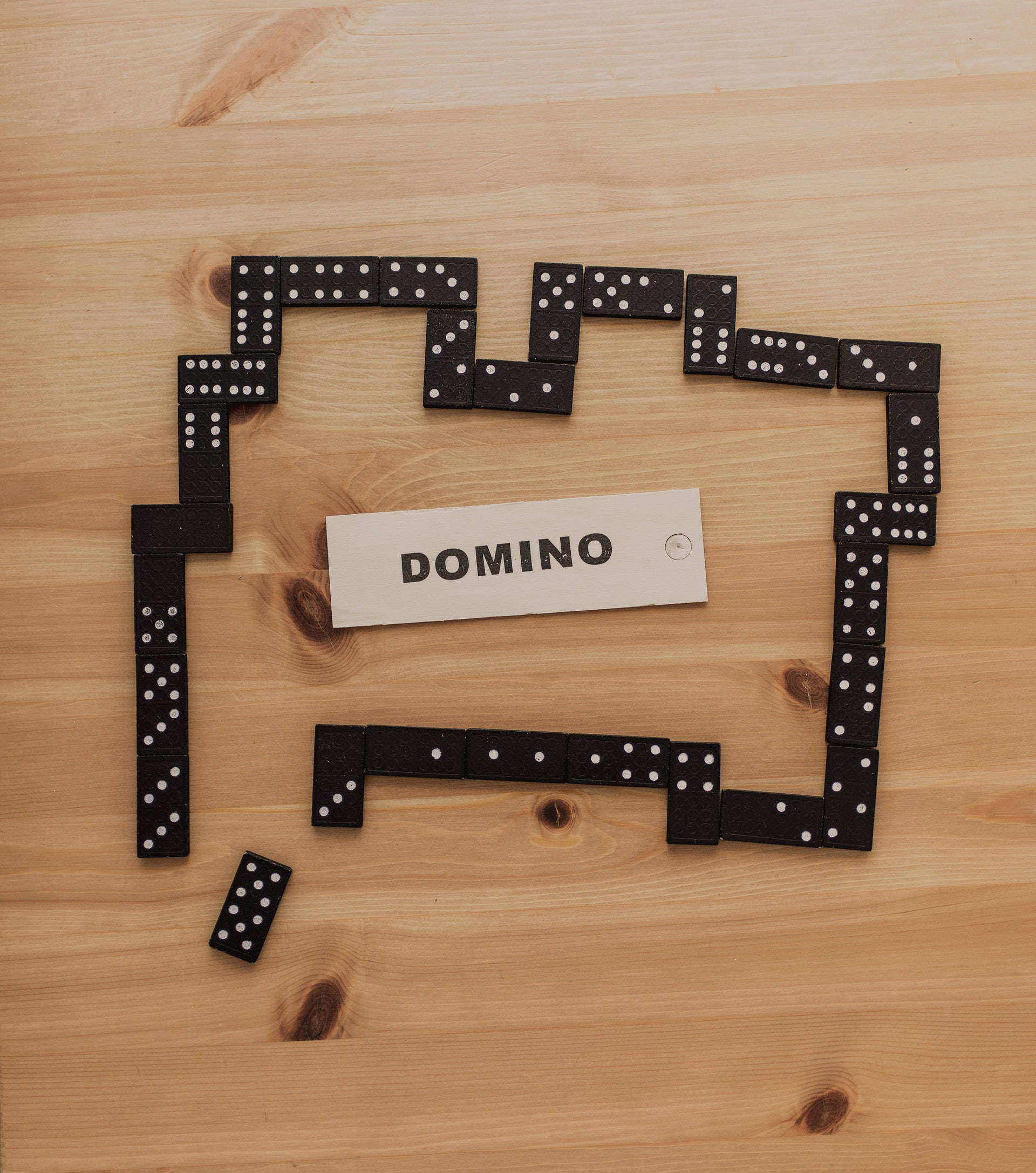 Daan ng Itim na Domino Wallpaper
