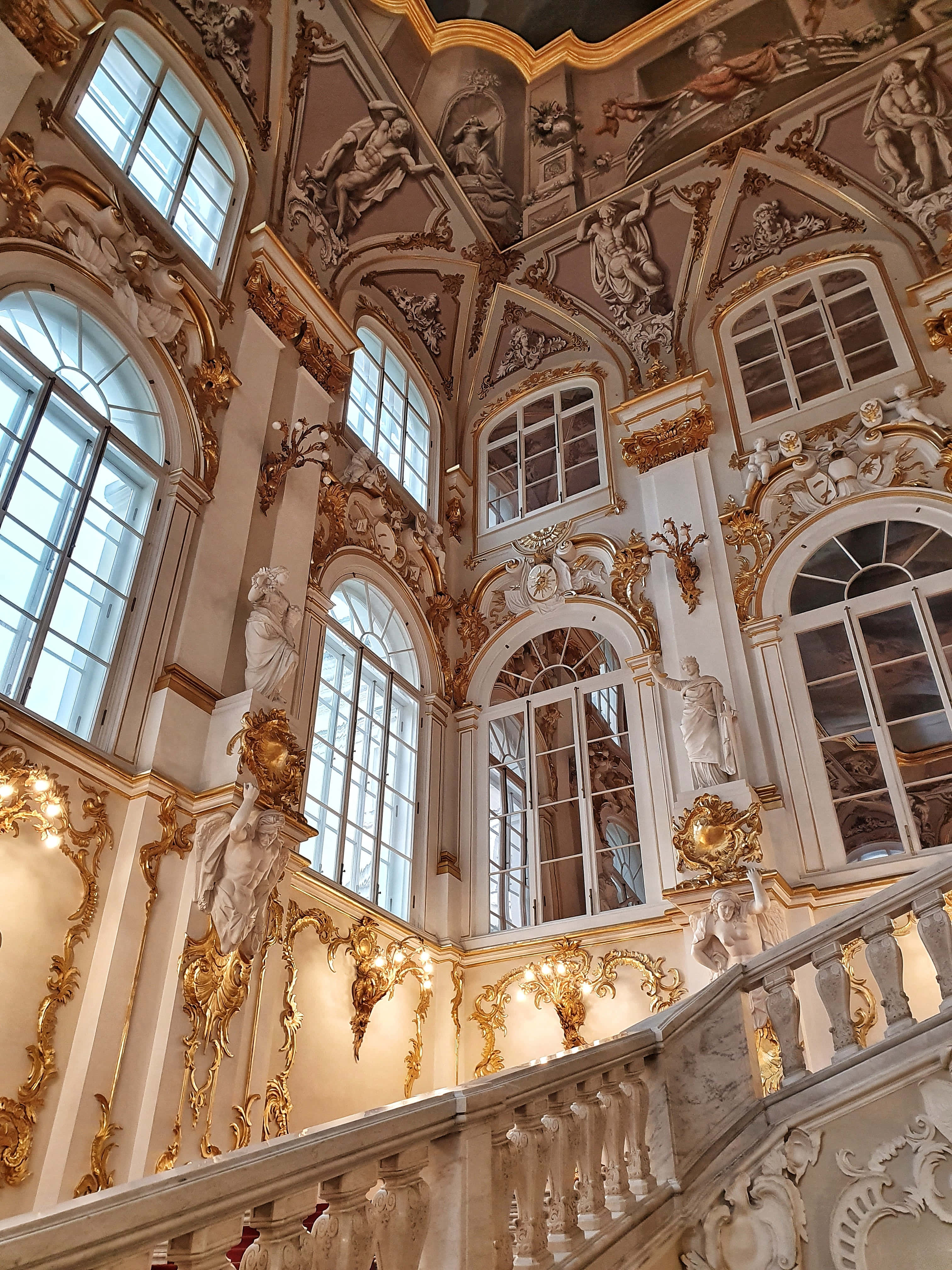 Tuklasin ang kadakilaan ng iconic na Hermitage Museum ng Russia. Wallpaper