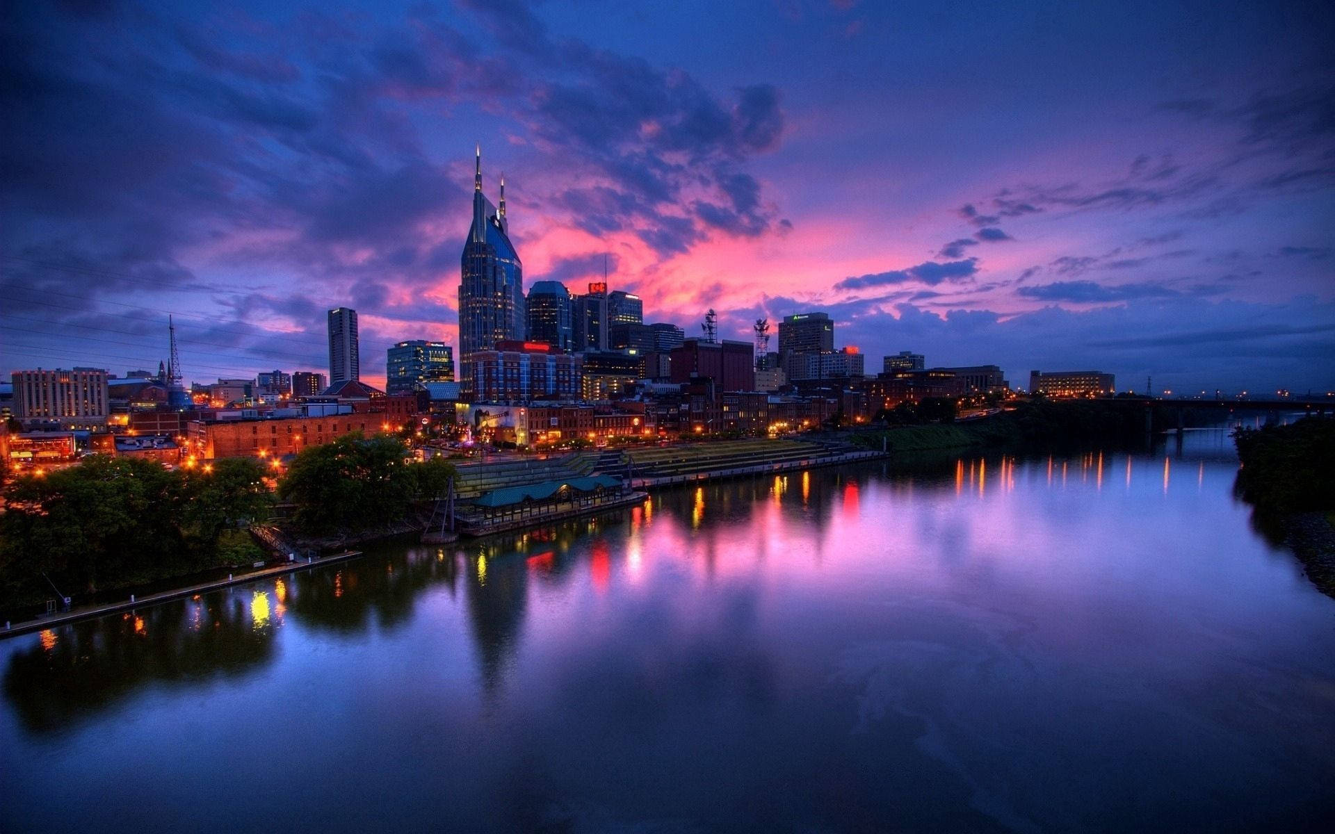 Tuklasin ang magandang purple skyline sa paglubog ng araw Wallpaper