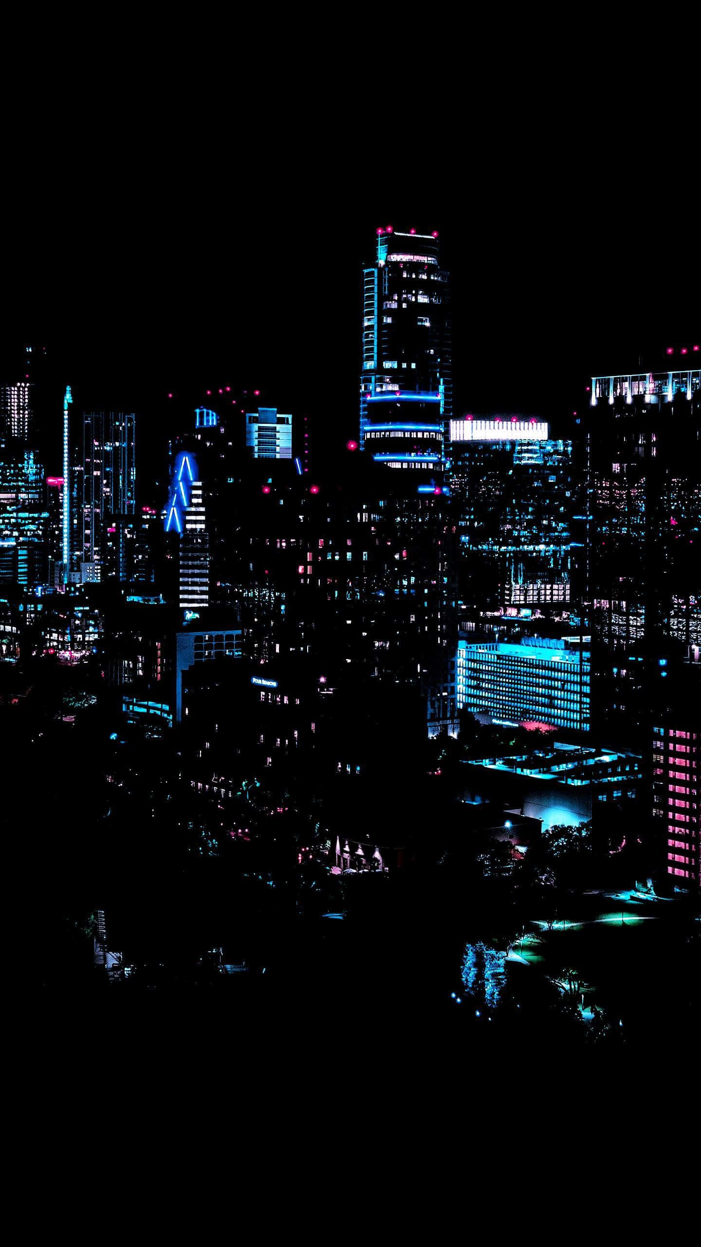 Tuklasin ang makulay at maliwanag na mga lansangan ng Neon City Wallpaper