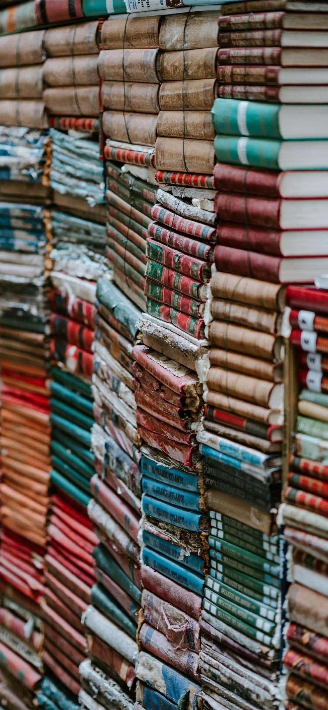 Tuklasin ang mga Bagong Ideya gamit ang Books iPhone Wallpaper