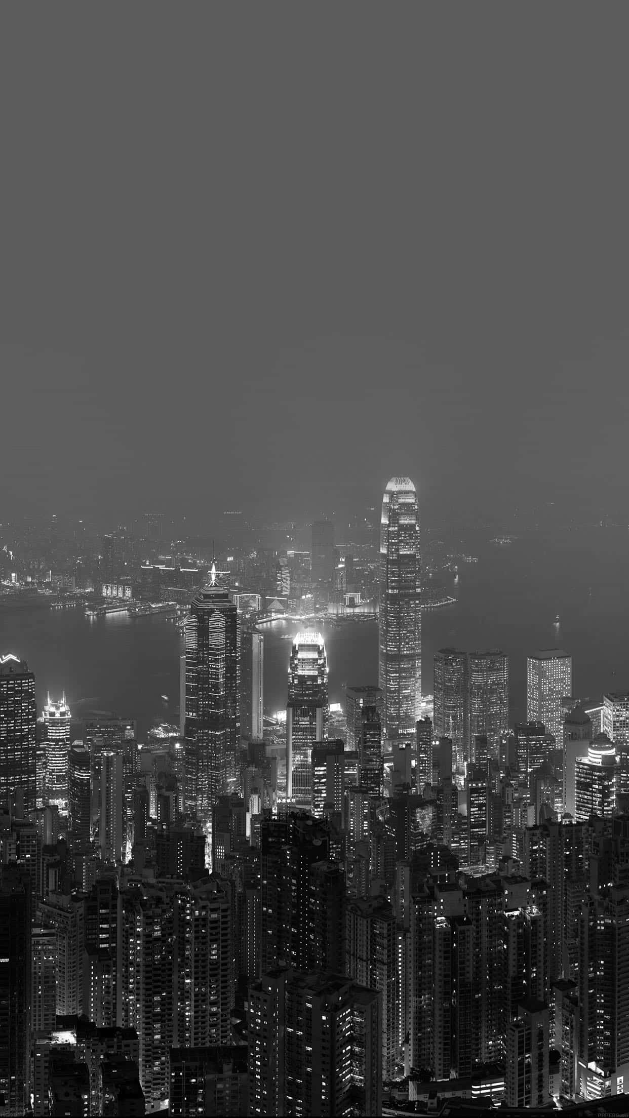 Tuklasin ang mga lansangan ng Dark City Wallpaper