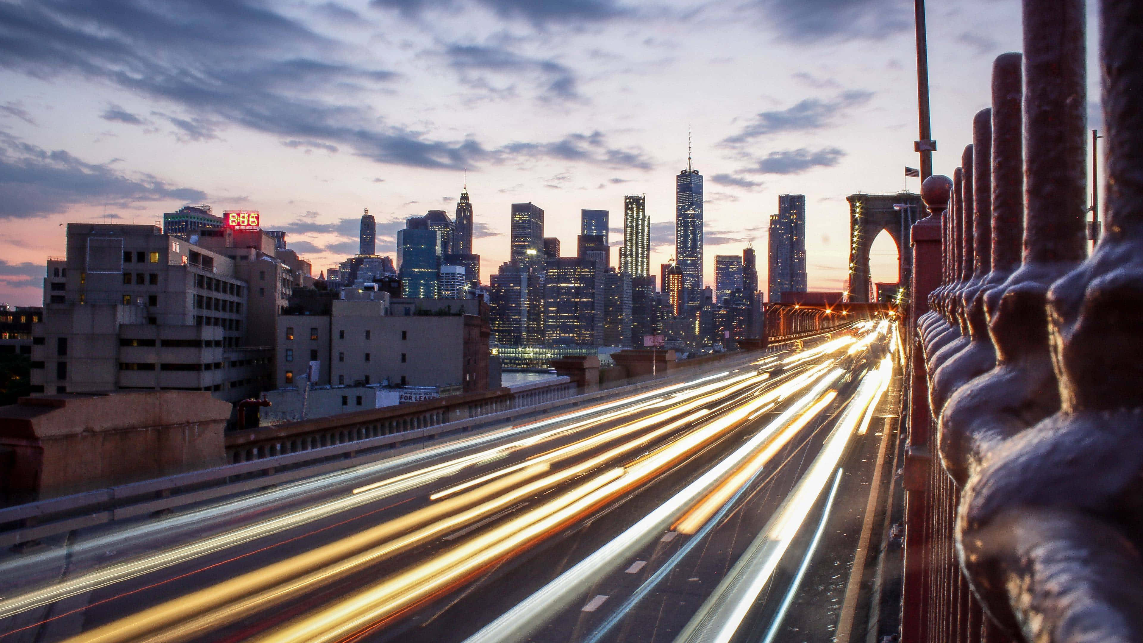 tulay ng brooklyn sa takipsilim na may mga ilaw ng lungsod Wallpaper