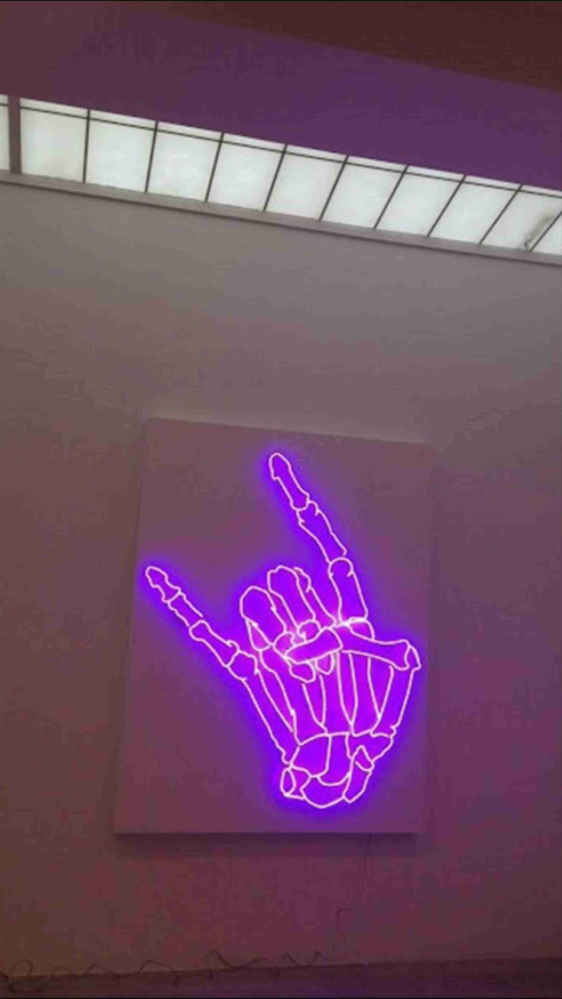 "Tumakas Patungo sa Mahiwagang Mundo ng Neon" Wallpaper