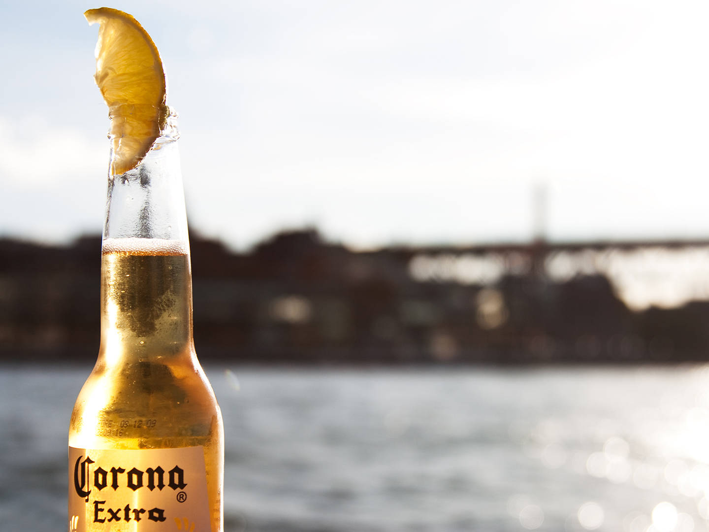 Tumakas Patungo sa Katahimikan kasama ang Corona Extra Wallpaper