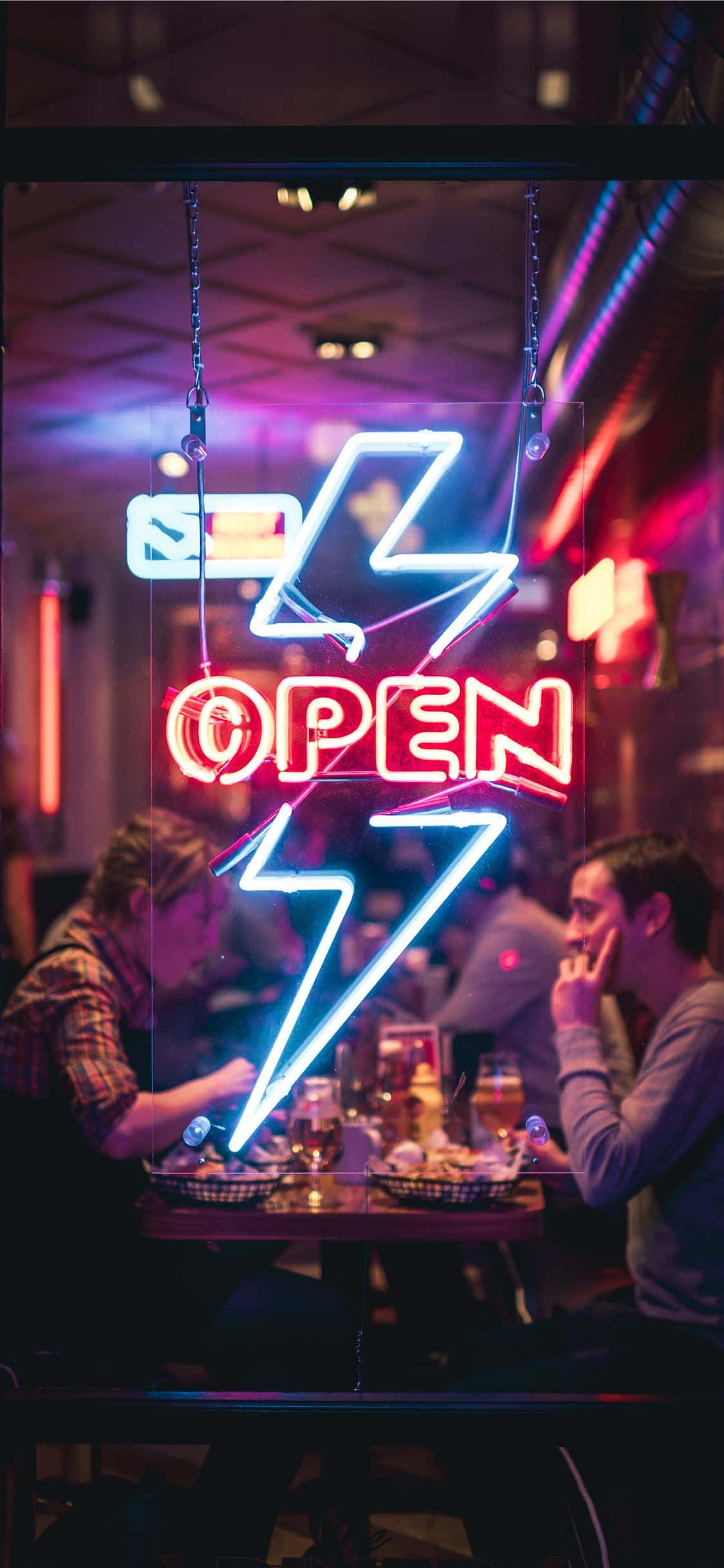 Tumukod kasama ang isang iPhone Neon Wallpaper