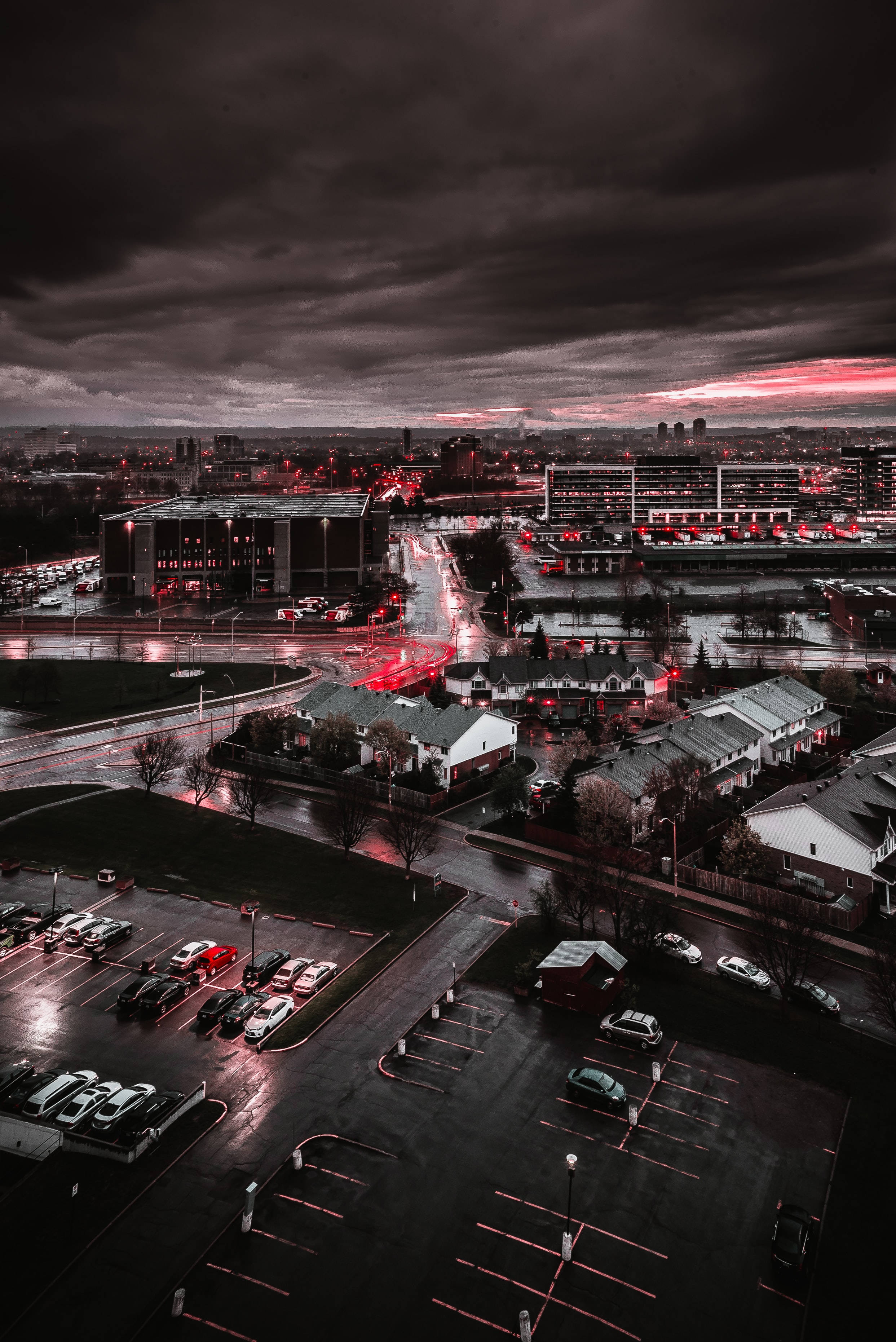Urban Landscape na Kulay Pula, Itim, at Abo Wallpaper
