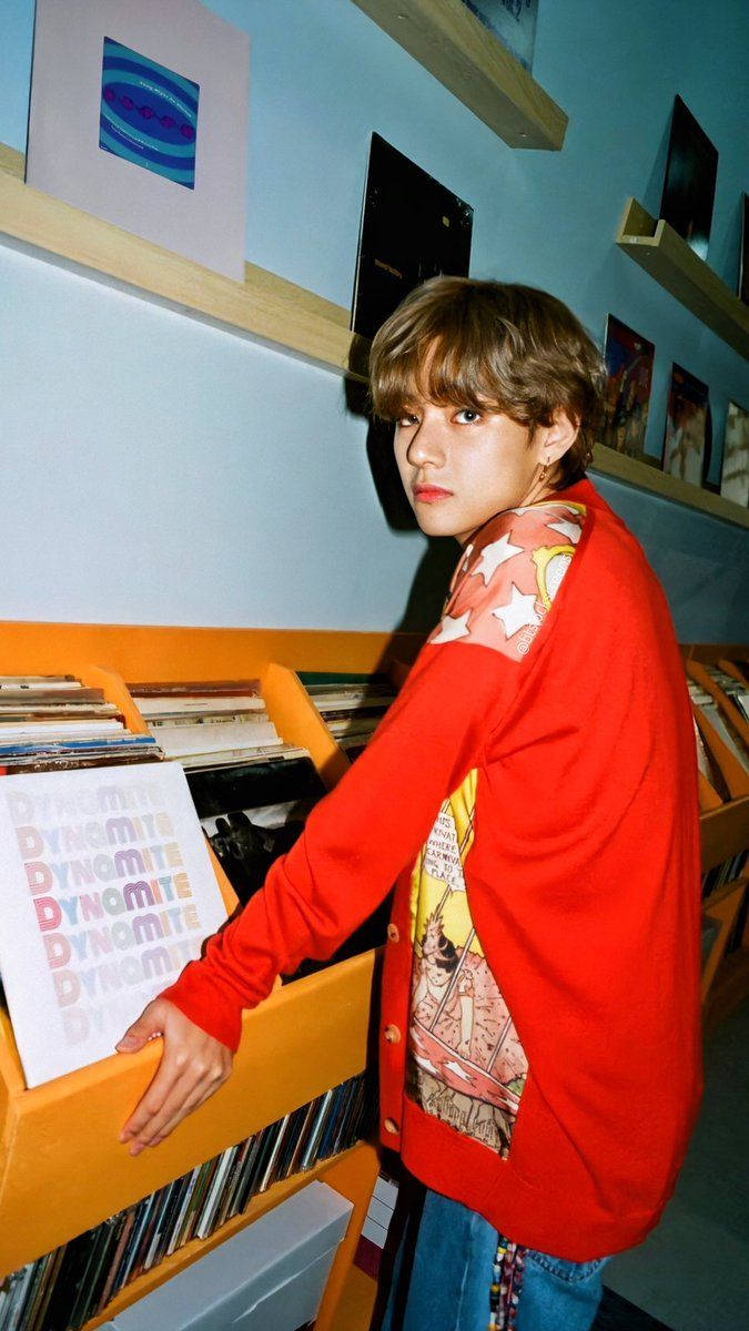 V Kasama ang BTS Dynamite Vinyl Record Wallpaper