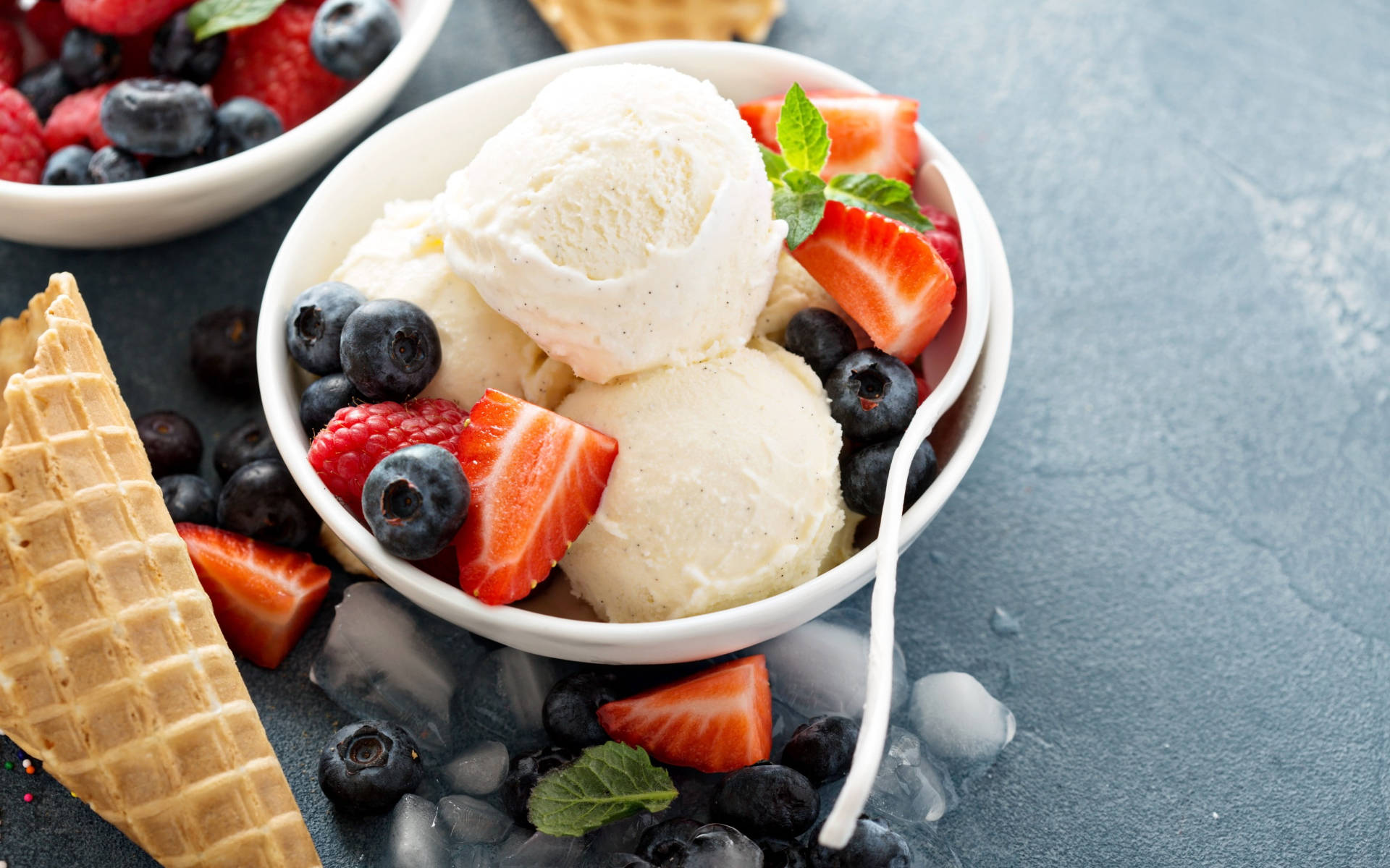 Vanilla Ice Cream na may mga Berries Wallpaper